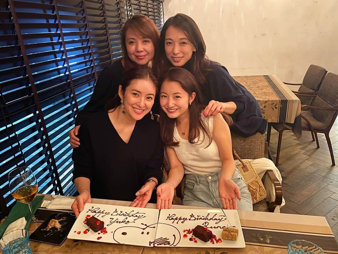 秋本祐希さんのインスタグラム写真 - (秋本祐希Instagram)「family❤︎ 親友の娘であり 息子の親友でもある可愛い子ちゃんと 私のbirthdayをお祝いしてくれた☺︎ ベロベロに酔っても 暴言はいても "はいはい"と促してくれる大好きな人たち❤︎ びっくりするぐらいの呑みっぷりも好きよ😂 いつも大きな愛をありがとう❤︎❤︎❤︎ #friends #family #love #birthday ななの返しは本にできる🤣👍 るな 20歳おめでとう🥂㊗️」10月9日 13時59分 - ayuuki0908