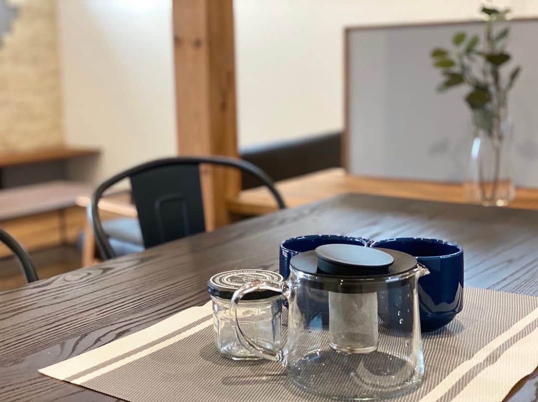 ONLY ONE HOUSE 株式会社 新谷組のインスタグラム：「‎　𓌉◯𓇋  昨日は敦賀のモデルハウスの掃除と 飾り付けに行ってきました🧹*.+ﾟ 家具も設置してすごーーーーく いい感じになっています💛💛  またその写真は随時アップします(´-｀*)  掃除の後は弊社が施行させて頂いたmasaru cafeさんに ランチを食べに行ってきました☕✧ 会長はローストビーフ丼を、 事務員2人はコース料理をお願いしました😋🍽✨ お昼からとっても幸せな時間を過ごさせてもらいました〜♡♡  皆様も敦賀に行った際にはぜひ お立ち寄り下さい♡  🏴 coming soon  只今高浜町にもモデルハウスを建設中です。 HPやInstagramに内覧会情報や施工事例、豆知識 など随時UPしておりますので是非ご確認下さい。 . . ⚀ 本社TEL  0770-78-1255 ⚁ 事務所TEL  0770-59-2552 ⚂ E-Mail  shintanigumi@outlook.jp ⚃ 新谷組HP  http://www.shintanigumi.jg .  #新谷組#おおい町#舞鶴市#高浜町#小浜市#敦賀市#若狭町#美浜町#新築#一戸建て#外構工事#改修工事#シンプルライフ#マイホーム#マイホーム計画#注文住宅#デザイン住宅#自由設計#工務店#金属サイディング#無垢材#ジョリパット#塗り壁」