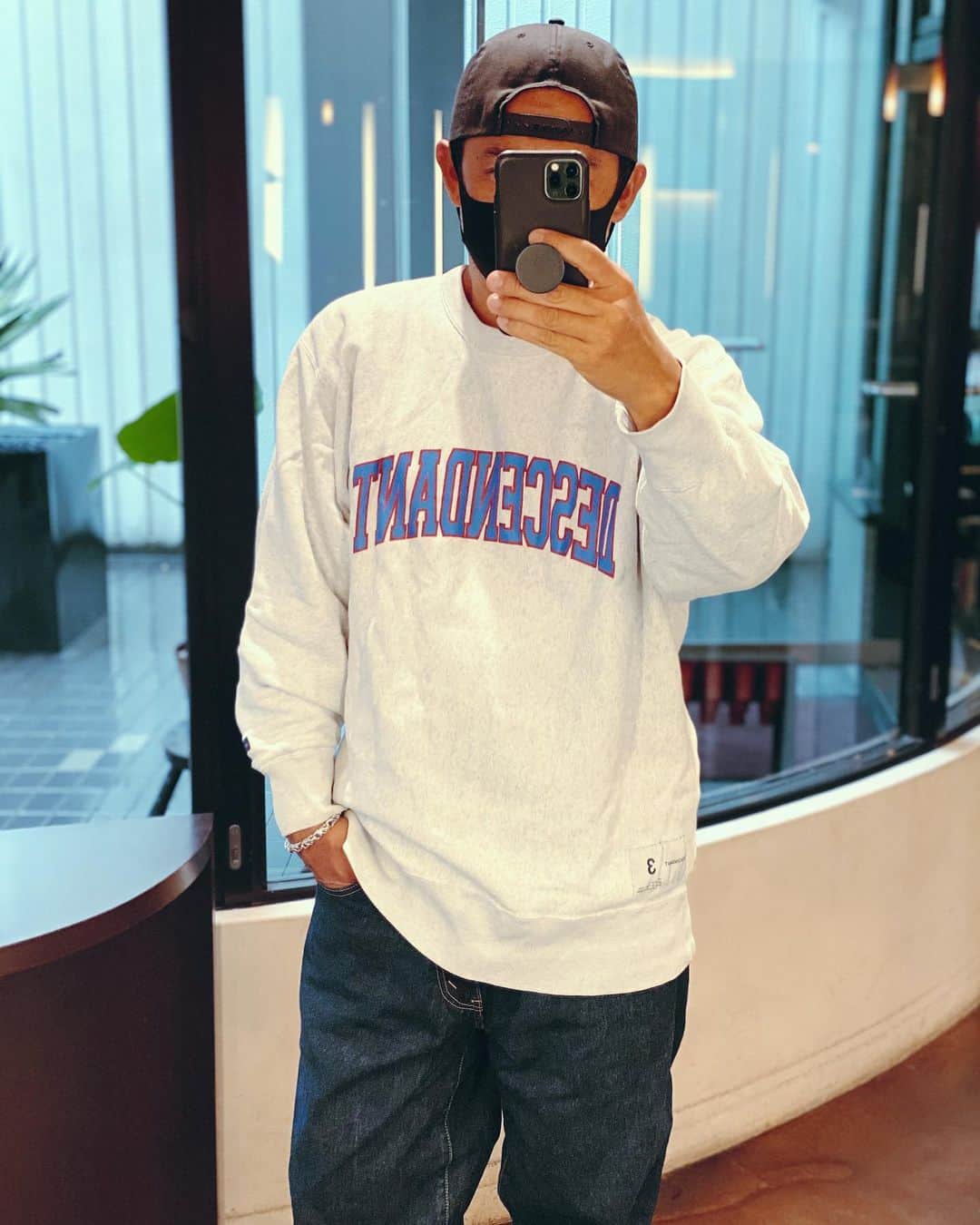 青木大輔のインスタグラム：「寒ー😂 スウェットがちょうど良いな！ カレッジ系やっぱ好きだな🤩 … 年中Tシャツって思われてるけど 最近は季節感出してます💪🏽 … 今日も全身 @dcdt_2014  気分です〜 @tiechel_press  @tiechel_official  #descendant #tiechel #daisukeaoki #青木ダイスケ」