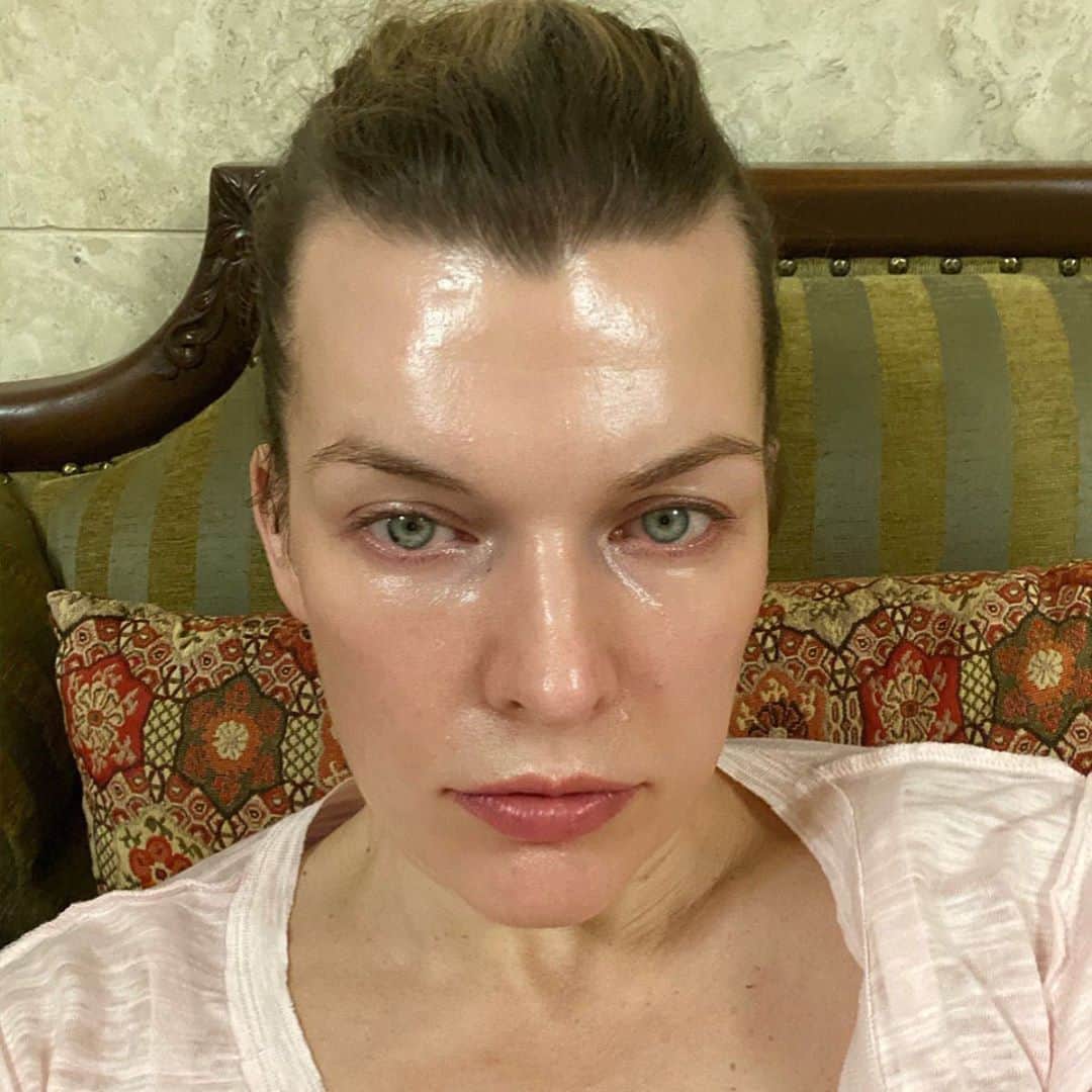 ミラ・ジョヴォヴィッチさんのインスタグラム写真 - (ミラ・ジョヴォヴィッチInstagram)「A bit tired and over it because it’s late and your baby just threw up on you and you had to clean it up, but your skin looking fly AF so you stop for a moment and take a selfie just to appreciate the little things😉 😘💋 #thankgodforskincare #mommymoments #itsthelittlethings」10月9日 14時20分 - millajovovich