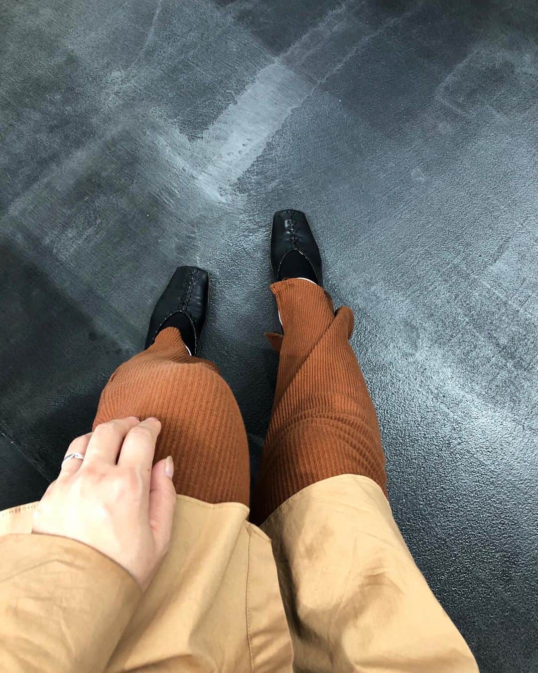北岡りえのインスタグラム：「朝から色々と🌂  雨や強風が心配なこの週末🥺 足元にお気を付けてお越しください🙇‍♀️」