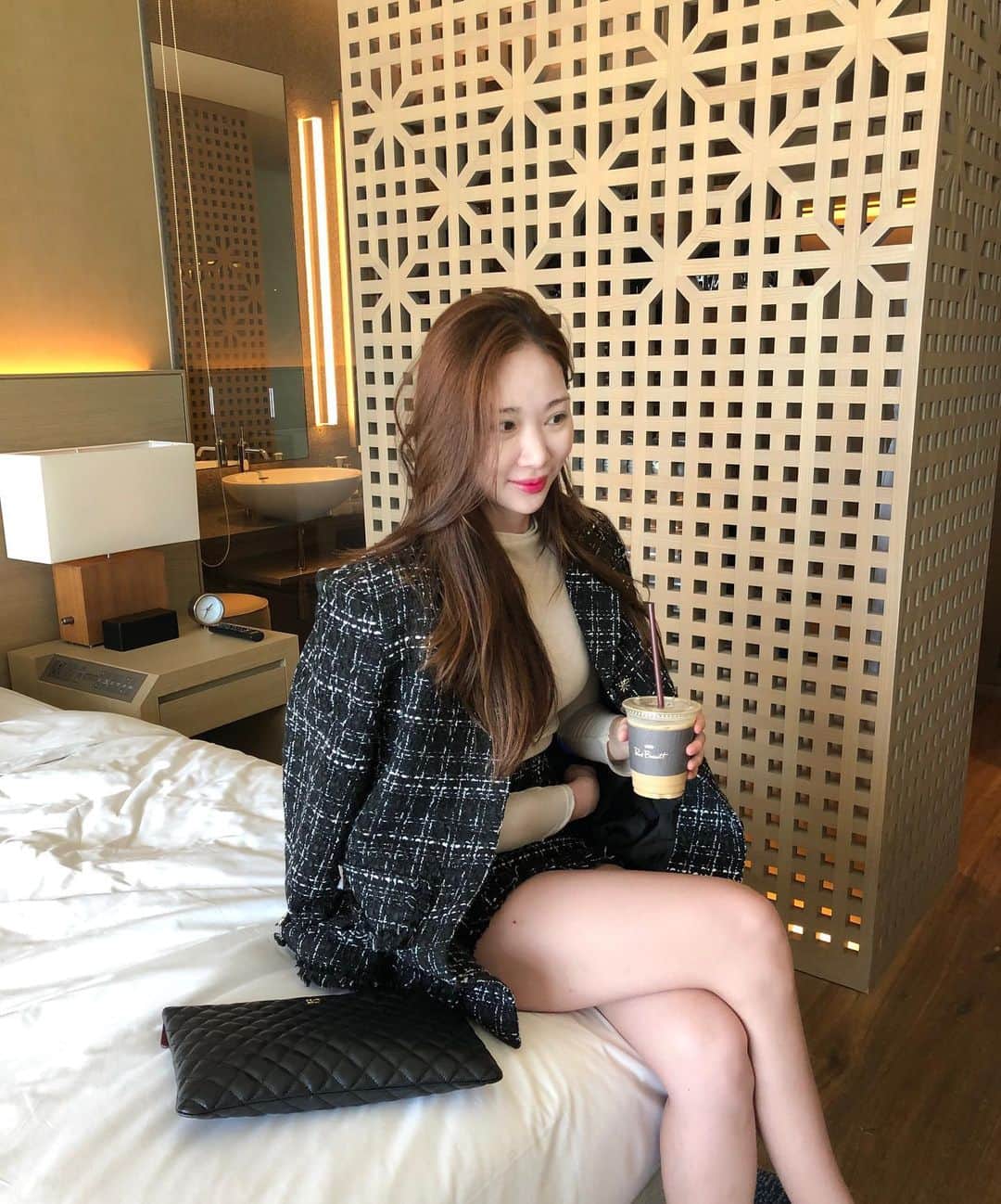 イユエリンのインスタグラム：「말도 안되게 부었고 피부는 엉망이고 머리는 안감아도 옷은 제대로 입자주의 #뭔지알지😏」