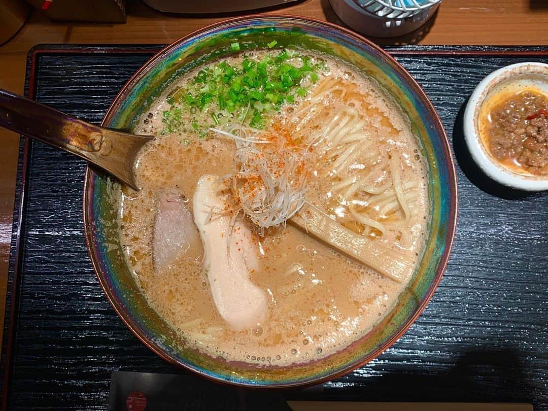 須田亜香里さんのインスタグラム写真 - (須田亜香里Instagram)「先月号の #tokaiwalker 【#海老で鯛を釣る麺堂神楽】 #ske48ラーメン部 #ふぅふぅ女子 . 昔からラーメンのために 遠出することもあった私としては 栄でこの贅沢な旨さが味わえる。 それだけで感動！ . エビなんだけど エビエビしてなくて でもエビのおかげで旨いから スープを飲む動作が止まらんかった。 麺の絶妙な平打ちが個性出てて好きだったな🍜🦐 丼ものもこだわっていそうで 超美味しそうだった！ . ヘアゴムとかミニ扇風機とか女性に優しいお店の雰囲気もイマドキだなぁと思った。 あとトイレがむちゃくちゃ綺麗だった！ホテル！(笑) . #名古屋ラーメン #ラーメン #プライベートラーメンならば #煮卵必須 #丼も注文 #海老白湯 #美味しかった」10月9日 14時23分 - akarisuda