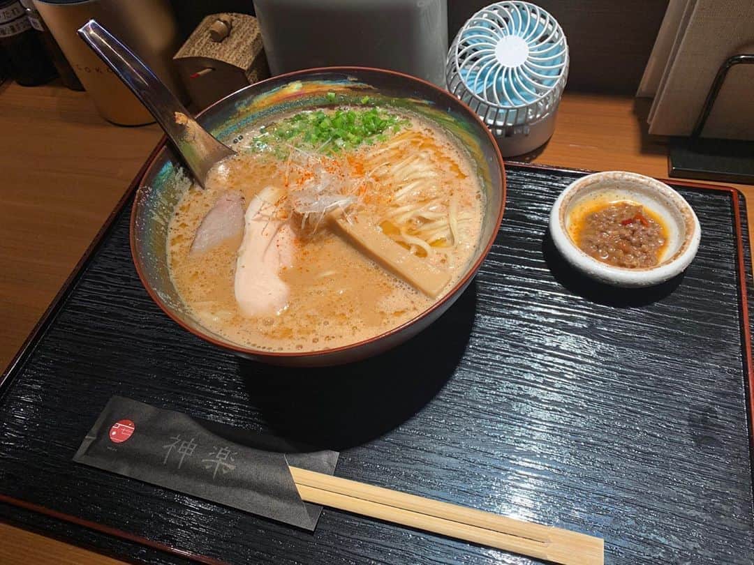 須田亜香里さんのインスタグラム写真 - (須田亜香里Instagram)「先月号の #tokaiwalker 【#海老で鯛を釣る麺堂神楽】 #ske48ラーメン部 #ふぅふぅ女子 . 昔からラーメンのために 遠出することもあった私としては 栄でこの贅沢な旨さが味わえる。 それだけで感動！ . エビなんだけど エビエビしてなくて でもエビのおかげで旨いから スープを飲む動作が止まらんかった。 麺の絶妙な平打ちが個性出てて好きだったな🍜🦐 丼ものもこだわっていそうで 超美味しそうだった！ . ヘアゴムとかミニ扇風機とか女性に優しいお店の雰囲気もイマドキだなぁと思った。 あとトイレがむちゃくちゃ綺麗だった！ホテル！(笑) . #名古屋ラーメン #ラーメン #プライベートラーメンならば #煮卵必須 #丼も注文 #海老白湯 #美味しかった」10月9日 14時23分 - akarisuda