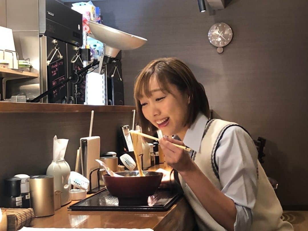 須田亜香里さんのインスタグラム写真 - (須田亜香里Instagram)「先月号の #tokaiwalker 【#海老で鯛を釣る麺堂神楽】 #ske48ラーメン部 #ふぅふぅ女子 . 昔からラーメンのために 遠出することもあった私としては 栄でこの贅沢な旨さが味わえる。 それだけで感動！ . エビなんだけど エビエビしてなくて でもエビのおかげで旨いから スープを飲む動作が止まらんかった。 麺の絶妙な平打ちが個性出てて好きだったな🍜🦐 丼ものもこだわっていそうで 超美味しそうだった！ . ヘアゴムとかミニ扇風機とか女性に優しいお店の雰囲気もイマドキだなぁと思った。 あとトイレがむちゃくちゃ綺麗だった！ホテル！(笑) . #名古屋ラーメン #ラーメン #プライベートラーメンならば #煮卵必須 #丼も注文 #海老白湯 #美味しかった」10月9日 14時23分 - akarisuda