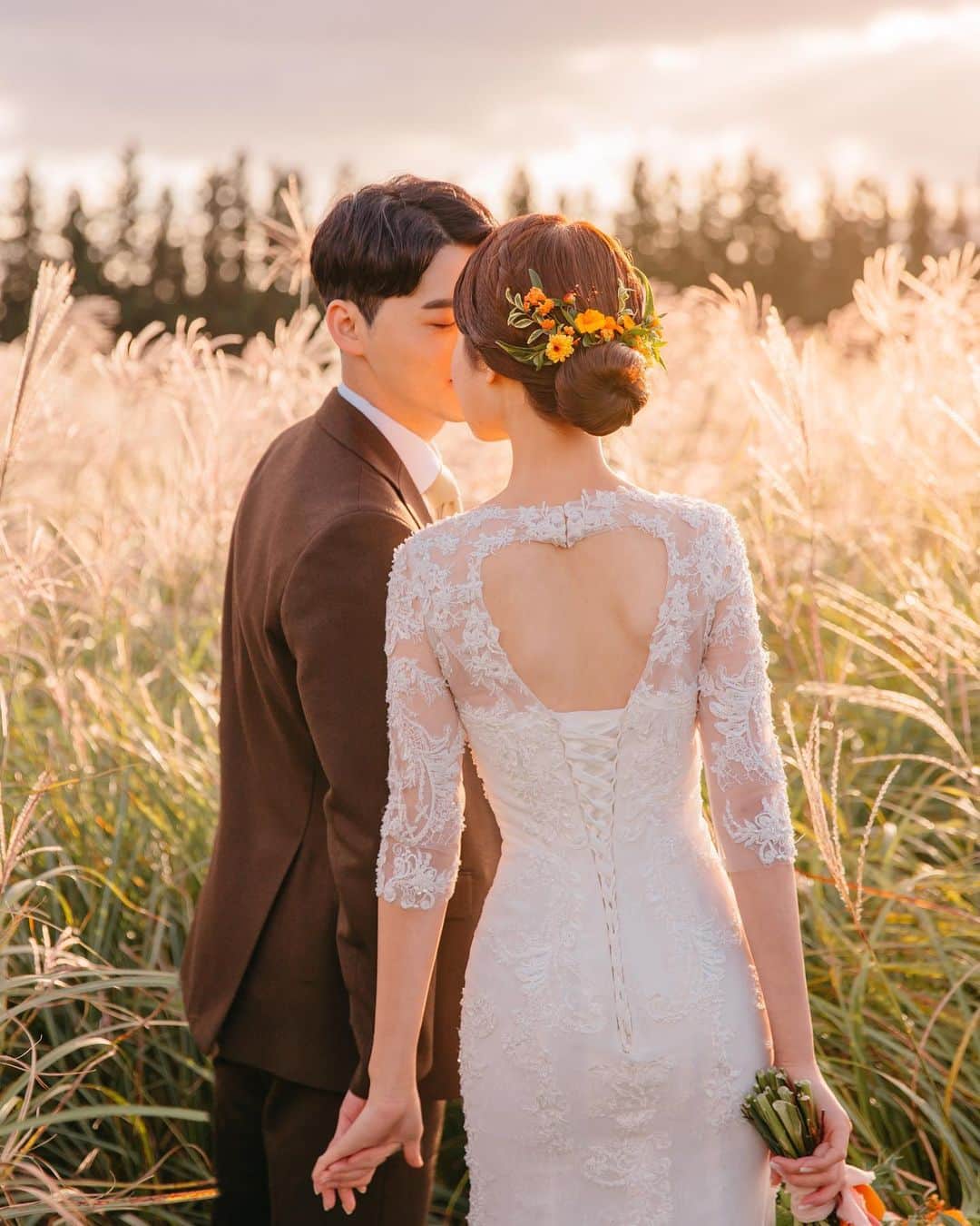 에테르 etherのインスタグラム：「• 예쁜 억새와 두 분. 아쉬워서 조금 더🌾 ⠀ #에테르의바다 with #설레다메이크업 @seolleda ⠀ ⠀」