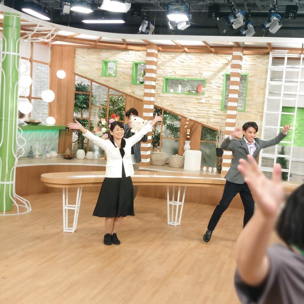 中京テレビ「キャッチ！」さんのインスタグラム写真 - (中京テレビ「キャッチ！」Instagram)「🌳🌳🏡🌷🌷👧🌷👦🌷🌷🏡🌳🌳 子育て応援団★ チュウキョ～くんの すこやかフェスタ2020 🌳🌳🏡🌷🌷👧🌷👦🌷🌷🏡🌳🌳  今年は、オンラインで開催✨✨ きょう9日(金) ～31日(土)まで開催‼️  恩田アナと濱田アナが踊る『ばっちリズム』も公開✨ 古坂大魔王さんもゲスト出演💕  ___  さて、そんなキャッチ！verばっちリズムも公開されました。 …見てくれました？  撮影時＆撮影前の裏側をこっそり公開‼️ ﻿ (*’-’).。o○(撮影当日急遽参加が決まった濱田アナ…合間にがんばって覚えました。さあみなさんの評価は……)  #すこやかフェスタ2020 #親子 #子育て #育児 #PR #中京テレビ #ctvcatch #恩田千佐子 #濱田隼平 .﻿ .﻿ .﻿ 〓検索またはこちらのURLをコピペで→https://www.ctv.co.jp/event/sukoyaka/」10月9日 14時34分 - ctvcatch