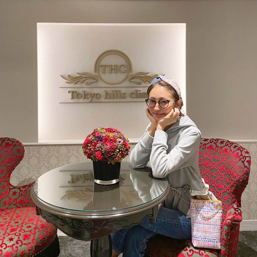 のインスタグラム：「-﻿ @tokyo_hills_clinic へ✨﻿ ﻿ ダーマペン4 、かなーり良いです⤴️﻿ 今回2回目。﻿ ﻿ 今までどんな毛穴治療をしても小さくならなかった左鼻横の毛穴が半分以上小さくなりました。﻿ これにはびっくり💡﻿ ﻿ お肌がピーンと張った感じになって、そーそー昔はこんなお肌だったわ！と思い出しました笑。﻿ ﻿ クリーム麻酔をするので全然痛くないし、効果は絶大だし本当にすごい！﻿ ﻿ ダウンタイムがあり、施術後の真っ赤な顔には少し引きますが💦﻿ その分、効果絶大です！﻿ ﻿ 毛穴ケアや、お肌のハリ感UPにおススメ！﻿ ﻿ #東京ヒルズクリニック#tokyohillsclinib#ダーマペン4#毛穴ケア#肌管理﻿」
