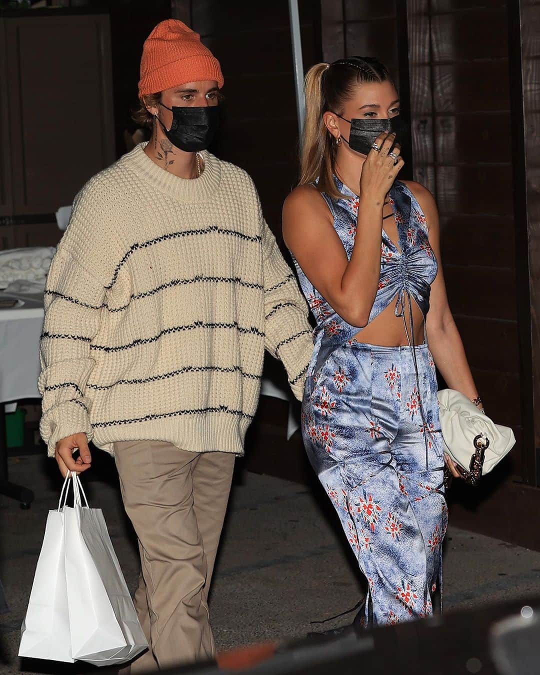 Just Jaredさんのインスタグラム写真 - (Just JaredInstagram)「@justinbieber and @haileybieber stepped out for dinner at the popular restaurant Craig’s on Thursday night! #JustinBieber #HaileyBieber Photo: GC Images/MEGA」10月9日 14時39分 - justjared
