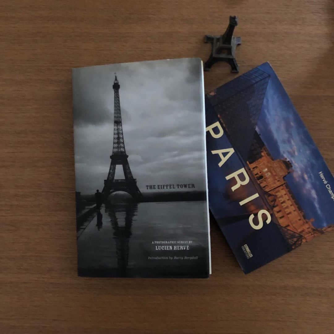 勝田里奈さんのインスタグラム写真 - (勝田里奈Instagram)「置物も本もそれぞれ昔マネージャーさんからもらったものたち。まだパリに行ったことがない頃🇫🇷 #paris」10月9日 14時40分 - rinakatsuta