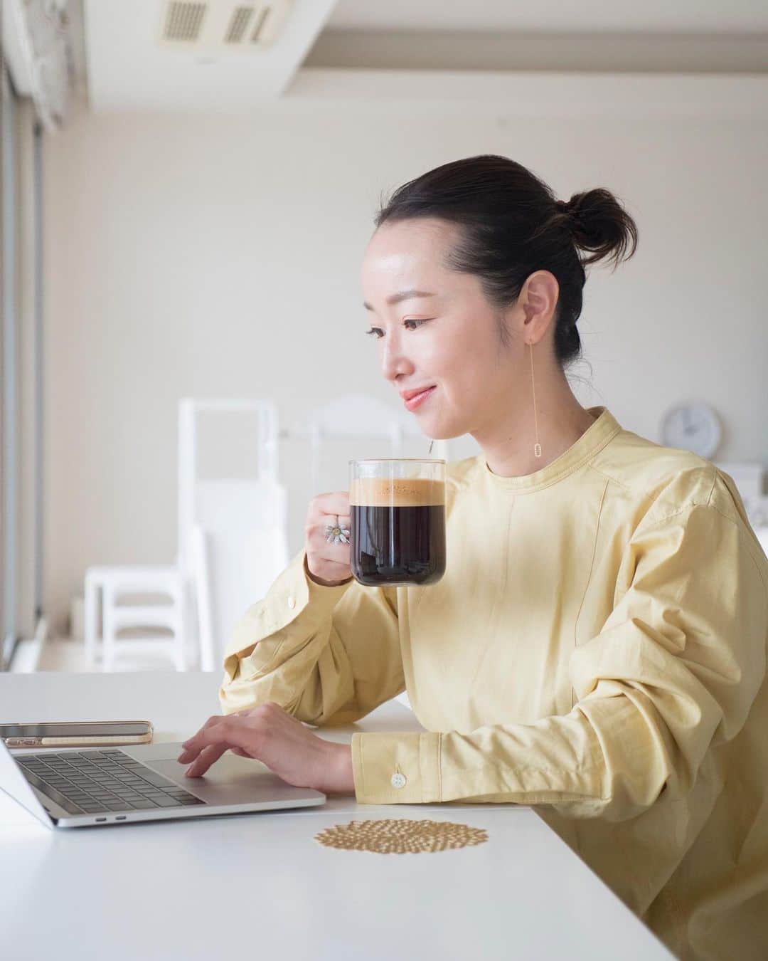 翁安芸さんのインスタグラム写真 - (翁安芸Instagram)「Working from home with my @nespresso.jp coffee💛﻿ ﻿ 自宅でのリモートワーク。コーヒーが欠かせず、つい飲みすぎてしまいます☕️ 毎日飲んでいるので、ネスプレッソのカプセルがついにリサイクルバッグいっぱいに！﻿ ﻿ これからお店に持って行き、新しいリサイクルバッグをもらいに行こうと思います😃 大好きなネスプレッソのコーヒーで、環境に良いことに繋がってると思うと嬉しいです🌱✨✨﻿ ﻿ #おいしさをつなごう #Nespresso #pr #リサイクル #リサイクルプログラム #coffee #akiweng #翁安芸﻿ #ネスプレッソ #サステイナビリティ」10月9日 14時44分 - akinyc