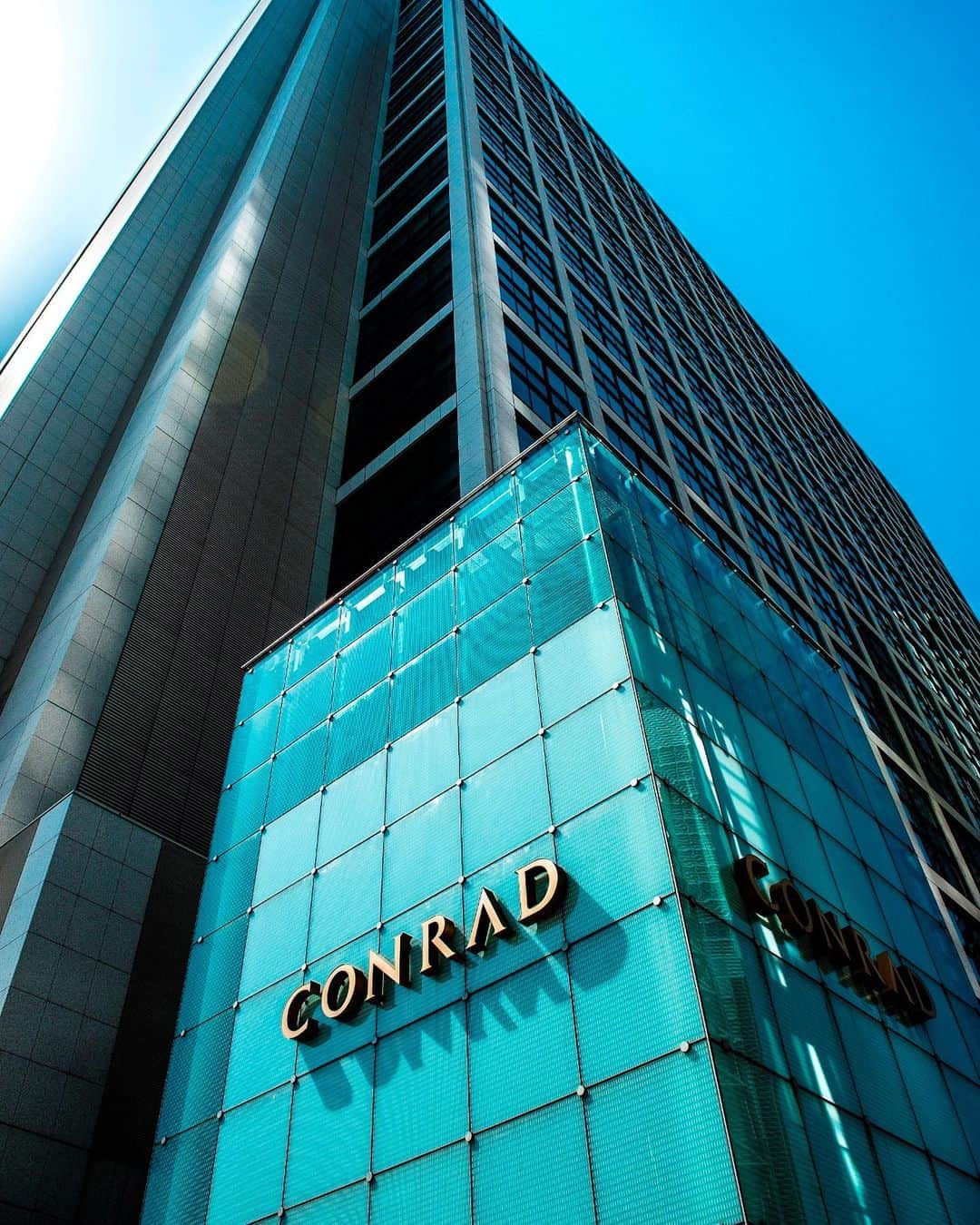 Conrad Tokyoのインスタグラム：「コンラッド東京は、米国の権威ある旅行誌「コンデナスト・トラベラー」が実施する「2020年 リーダーズ・チョイス・アワード」の日本のホテル部門において4年連続入賞いたしました。 この場をお借りしていつもご愛顧いただいている皆さまへ感謝を申し上げるとともに、今後も皆さまのご期待に応えられるホテルであり続けるために、より一層サービス向上に努めてまいります。  Conrad Tokyo has been listed in the Top 10 Hotels in Japan: Readers' Choice Awards 2020 for the fourth consecutive year. We are grateful for this recognition and will continue to deliver exceptional service to each of you every day to make your stay inspired.  Share your own images with us by tagging @conrad_tokyo  —————————————————————  #コンラッド東京 #コンラッド #ホテル #汐留 #東京 #スイート #ホテルステイ #港区 #ステイケーション #GoToキャンペーン #コンデナストトラベラー  #ConradTokyo #StayInspired #suite #Shiodome #Shinbashi #staycation #conradsuite #gototravel」