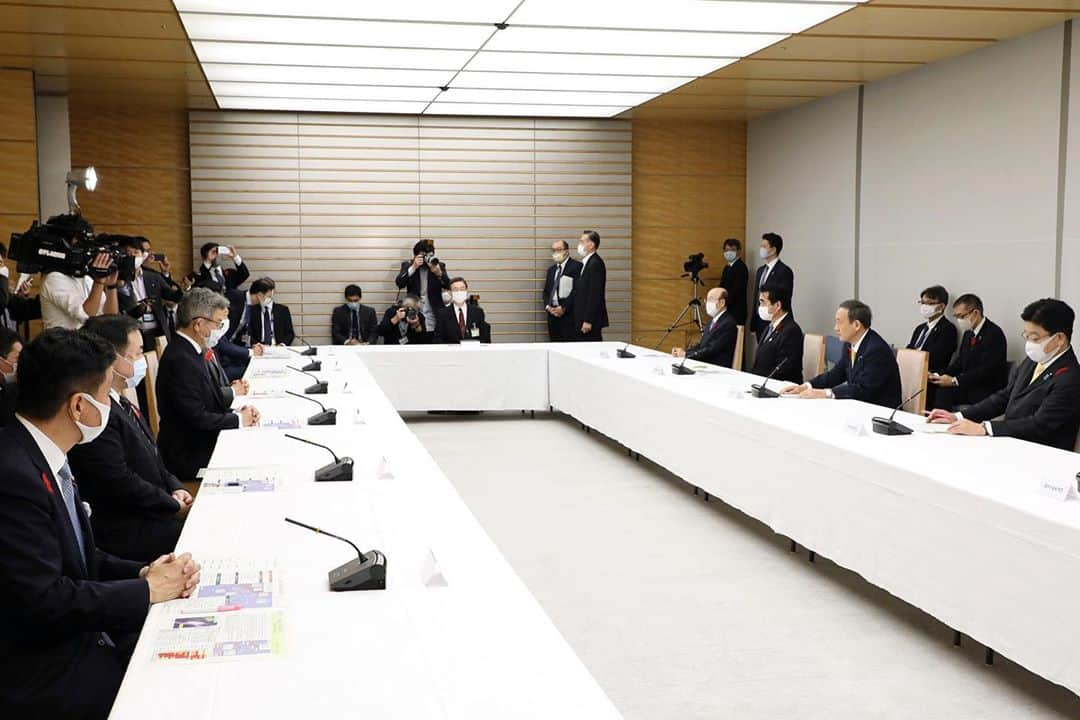 首相官邸さんのインスタグラム写真 - (首相官邸Instagram)「強い台風第14号が接近し、大雨・暴風・高波となる可能性があります。特に、台風の速度が遅いため、雨が長く続き、総雨量が多くなるおそれがあります。 あらゆる事態に対応するため、警察、消防、海上保安庁の各機関はもとより、自衛隊も必要な場合には要請を待たずに救援活動に当たるべく、即応態勢を敷いています。また、ダムの事前放流など必要な対策を、既に実施しています。 防災担当大臣をはじめ、関係閣僚に対して、 ・国民の皆様への迅速かつ分かりやすい情報提供、 ・自治体や関係機関と緊密に連携しながら、新型コロナウイルス感染症対策も考慮した上での十分な数の避難所の確保など、 先手先手の対策を講じるよう指示しました。 今回の台風により、夜間に大雨となるおそれもあります。国民の皆様におかれては、自治体の避難情報などに十分注意し、明るいうちに避難するなど、早め早めの行動を心掛けていただくようお願いします。  #台風14号 @suga.yoshihide」10月9日 14時49分 - kantei