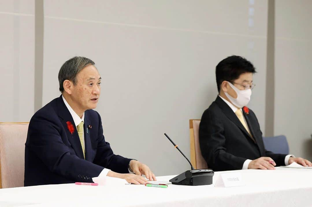 首相官邸さんのインスタグラム写真 - (首相官邸Instagram)「強い台風第14号が接近し、大雨・暴風・高波となる可能性があります。特に、台風の速度が遅いため、雨が長く続き、総雨量が多くなるおそれがあります。 あらゆる事態に対応するため、警察、消防、海上保安庁の各機関はもとより、自衛隊も必要な場合には要請を待たずに救援活動に当たるべく、即応態勢を敷いています。また、ダムの事前放流など必要な対策を、既に実施しています。 防災担当大臣をはじめ、関係閣僚に対して、 ・国民の皆様への迅速かつ分かりやすい情報提供、 ・自治体や関係機関と緊密に連携しながら、新型コロナウイルス感染症対策も考慮した上での十分な数の避難所の確保など、 先手先手の対策を講じるよう指示しました。 今回の台風により、夜間に大雨となるおそれもあります。国民の皆様におかれては、自治体の避難情報などに十分注意し、明るいうちに避難するなど、早め早めの行動を心掛けていただくようお願いします。  #台風14号 @suga.yoshihide」10月9日 14時49分 - kantei