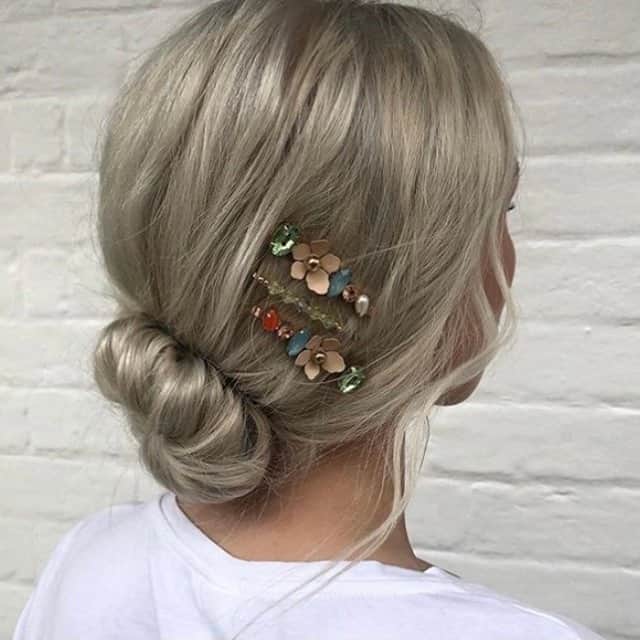 アクセサライズのインスタグラム：「(K)not your average SALE 💐 Pick your fave sale hair accessories ALL 50% off   📷: @michaelgrayhair & @chloe_alishia  Tap the link in our bio to shop #Accessorize #Accessorizer」