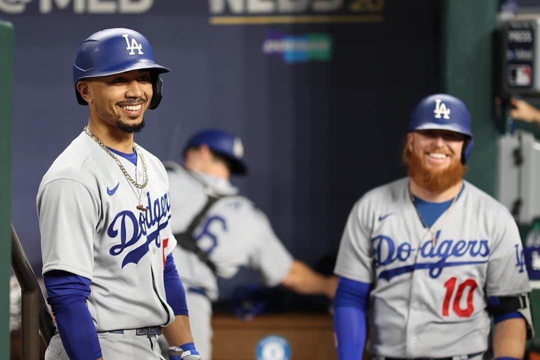 ジャスティン・ターナーさんのインスタグラム写真 - (ジャスティン・ターナーInstagram)「#50 @mookiebetts take us to the promise land baby!!! Let’s gooooooo @dodgers」10月9日 15時06分 - redturn2