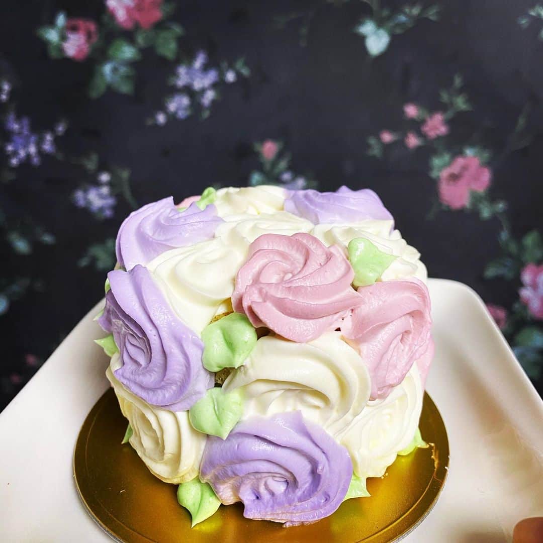 東村アキコのインスタグラム：「雪虎の最終回ってことで差し入れでスピリッツ編集部から頂いたケーキ！！私の塗るカラーの色味っぽいやつだそうです！確かに私はいつもこういう色で塗る‥  他にもたくさんいろんなケーキありました！最近のケーキすごいなあ‥ #東村アキコ #higashimuraakiko #海月姫 #東京タラレバ娘 #かくかくしかじか #ママはテンパリスト #美食探偵明智五郎  #雪花の虎 #着物#偽装不倫#ケーキ#マリリッサ表参道」