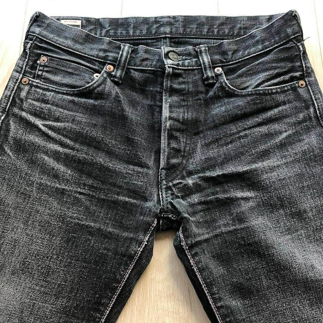 momotarojeansのインスタグラム：「#fadefriday  The sweet black jeans fade by @snufkim」