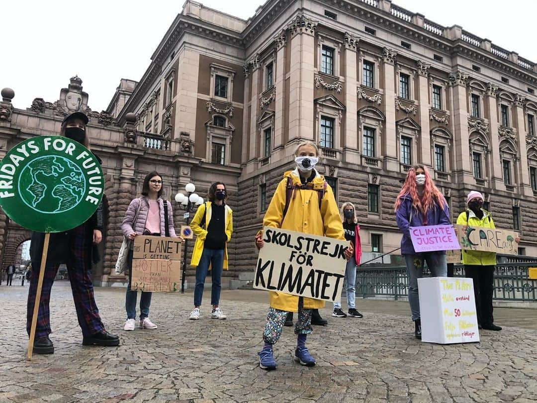 グレタ・トゥーンベリさんのインスタグラム写真 - (グレタ・トゥーンベリInstagram)「School strike week 112. If you strike, remember to keep social distance and follow COVID-19 restrictions. #climatestrike #fridaysforfuture #schoolstrike4climate #flattenthecurve #FaceTheClimateEmergency」10月9日 15時20分 - gretathunberg