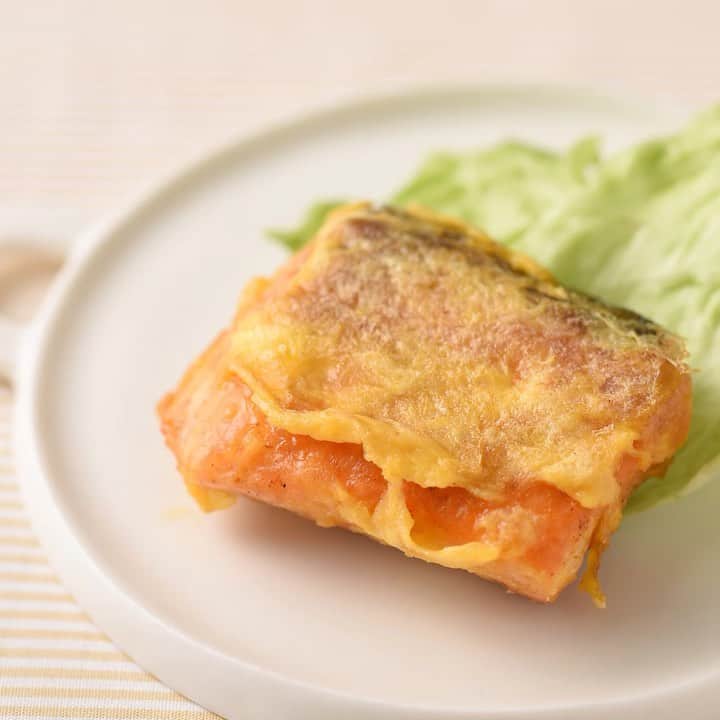 HAPIKU HAPIKU（ハピク）のインスタグラム：「★保育園給食のレシピ紹介★ カレー好きのお子様におすすめ【鮭のカレーピカタ】 いつものピカタにカレー粉を少し。 カレー好きのお子さんには、炒め物や唐揚げなどに使っても美味しいですよ。 ============================= 【特集】食欲の秋！旬の食材でごはんを食べよう♪ https://shoku.hapiku.com/recipe/season/192/ レシピなど詳細はプロフィールのリンクからもみることができるよ！ ============================== #HAPIKU #HAPIKUレシピ #保育園給食のHAPIKU #保育園給食メニュー #保育園給食レシピ #食育のHAPIKU #乳幼児の食情報 #乳幼児のごはん #幼児食レシピ #幼児食 #保育園 #保育園給食 #保育園おやつ #保育園弁当 #保育園栄養士 #食育 #子育て #こどもごはん #こどものおやつ #こどものいる暮らし #新米ママ #鮭のカレーピカタ #鮭 #魚料理」