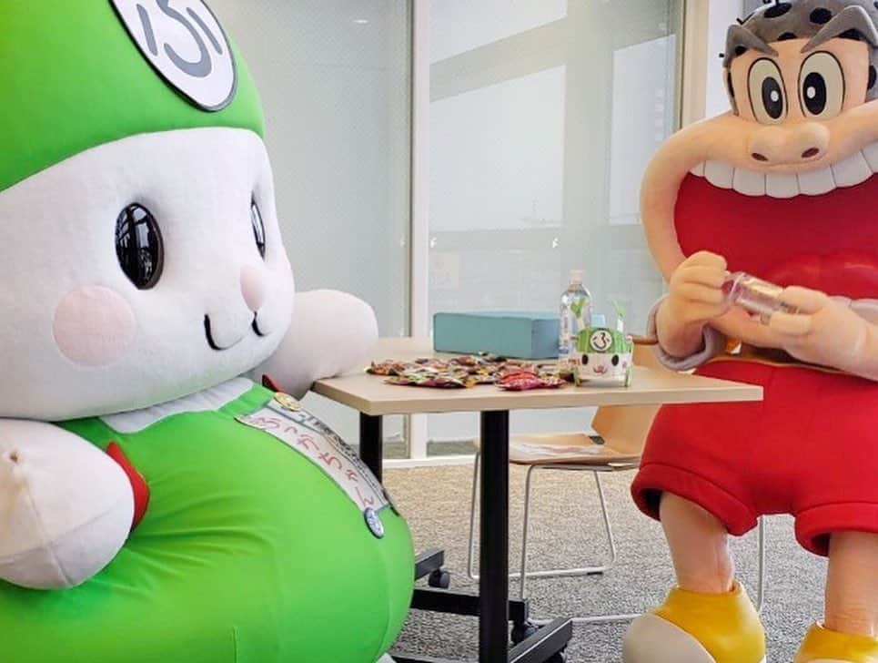 ふっかちゃんさんのインスタグラム写真 - (ふっかちゃんInstagram)「ガリガリ君が深谷市役所へ遊びに来てくれたよぉ♪Y(o≧ω≦o)Y  アイス100本を遊びに来てくれたみんなとわけっこしたり、一緒にお写真を撮ったり…思い出いっぱい♪Y(o^ω^o)Yガリガリ君をいっぱい食べて、食欲の秋を楽しんだよぉ！レンガコリドー20mダッシュ対決は本当に盛り上がったねぇ☆また遊ぼうねぇY(o˘ω˘o)Y  これからも一緒に深谷市を盛り上げていこう〜！Y(o0ω0o)Y  #ふっかちゃん #fukkachan #埼玉県深谷市 #深谷市 #深谷 #fukaya #イメージキャラクター #ゆるキャラ #深谷ねぎ #渋沢栄一 #新一万円札 #大河ドラマ #ガリガリ君 #赤城乳業 #レンガコリドー #20m #ダッシュ対決 #議場見学 #ふっかちゃんWiFi #絶好の #ガリガリ君日和 #楽しかったねぇ #アイス100本 #超ごいすぅ #また遊びに来てねぇ #深谷仲間 #対決の動画 #YouTube #更新したよぉ #見てねぇ☆」10月9日 15時36分 - fukkachan628