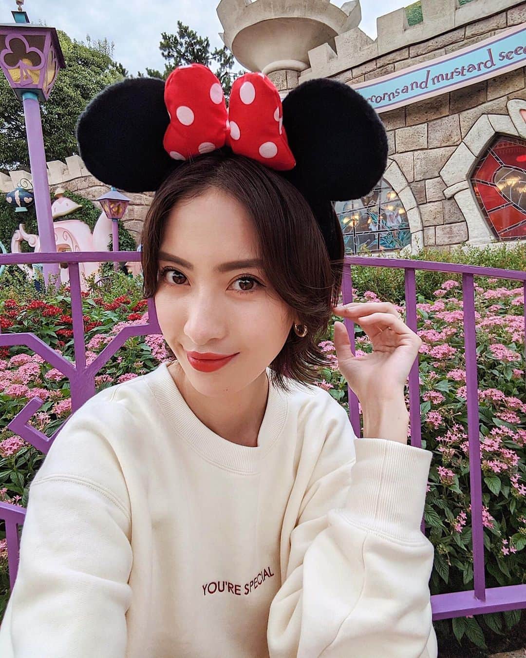 ソンイのインスタグラム：「盛れた😘  ずーっと楽しみにしていた約2年ぶりのディズニー🏰❤️  前日は家族分のコーデや荷物をしっかり準備して〜、最後は私のスキンケアも念入りにして写真撮る準備万端に🤣🙏🏻  届いていた私だけのために処方されたFUJIMIのマスクとサプリは特別感もあったしお肌も調子良かった❣️ スマホで3分で美肌診断してくれて、自分に合った美容液が染み込んだマスクと、栄養素が含まれたサプリ😌 特にマスクはシートもふわふわ柔らかくて使い心地すごくタイプだったなぁ👌🏻  #FUJIMI #PR」