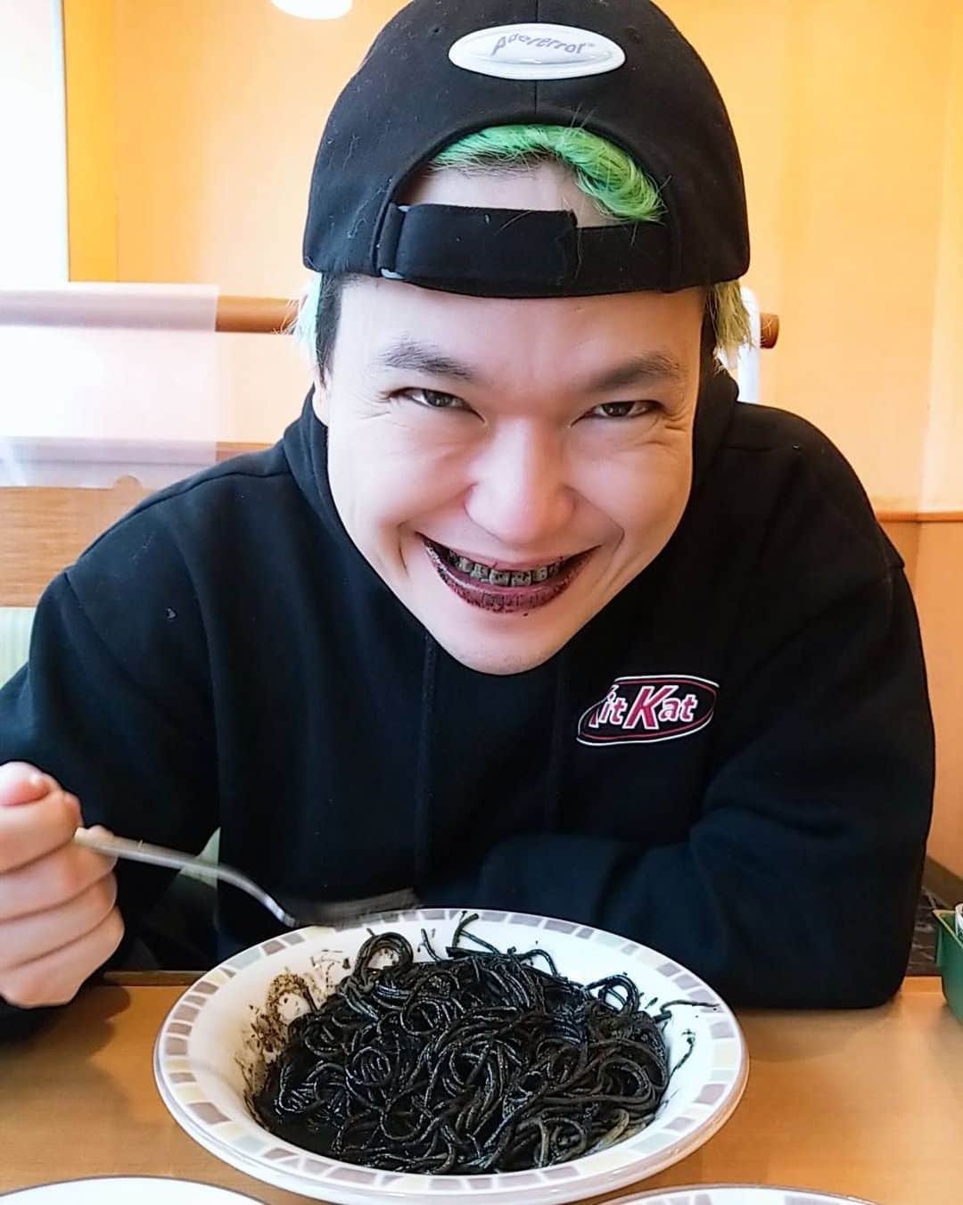 相馬トランジスタのインスタグラム：「イカスミパスタ上手い🦑  #サイゼなう #歯黒 #デザートはティラミス派」