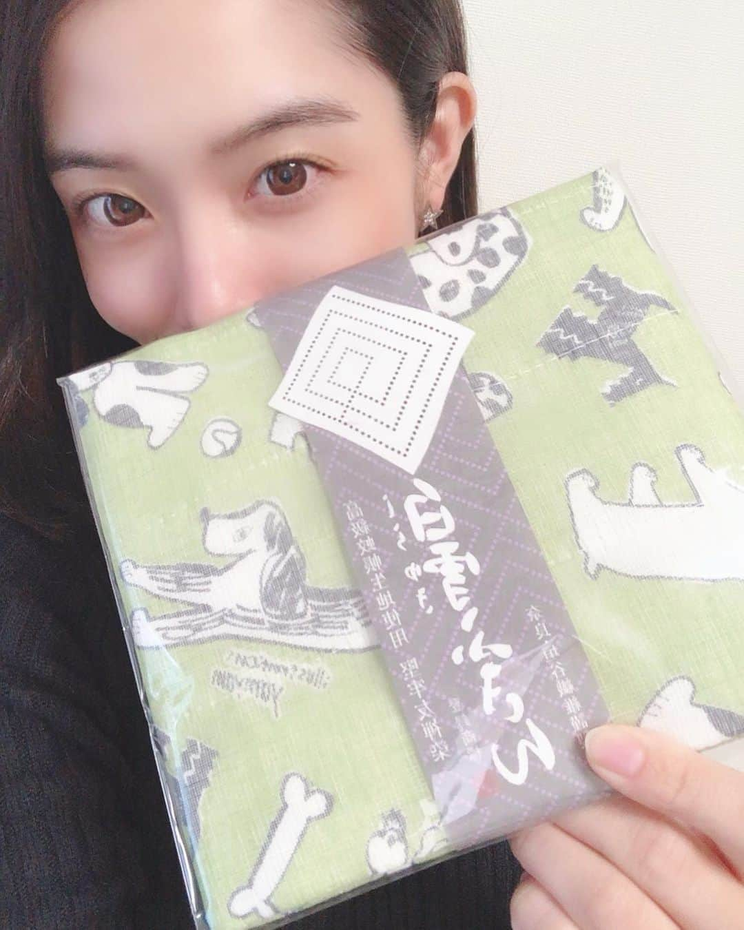 浦田麻緖さんのインスタグラム写真 - (浦田麻緖Instagram)「ずーっと使い続けている、白雪ふきん☘️奈良のふきんなのですが、吸水性が良くて使いやすいので台所の必需品です🙆‍♀️お土産に買ってお友達にあげると、とても喜んでもらえます⭐️ふきんの柄も沢山あるから毎回新しいのを買う事に気分も変えれるので、楽しんでいます🌈今回は、ワンチャン柄🐶  ちなみに、長期にわたり雪のような白さを保つという商品の特性から “白雪ふきん”と名付けられたそうですよ😊 奈良の東大寺で、毎年8月7日に行われる大仏さまのお身拭いにも、毎年献納されているそうです✨🤲  #白雪ふきん　#奈良　#吸水性 #犬  #台所　#必需品　#奈良市出身　#奈良お土産 #浦田麻緖」10月9日 15時43分 - mao.urata