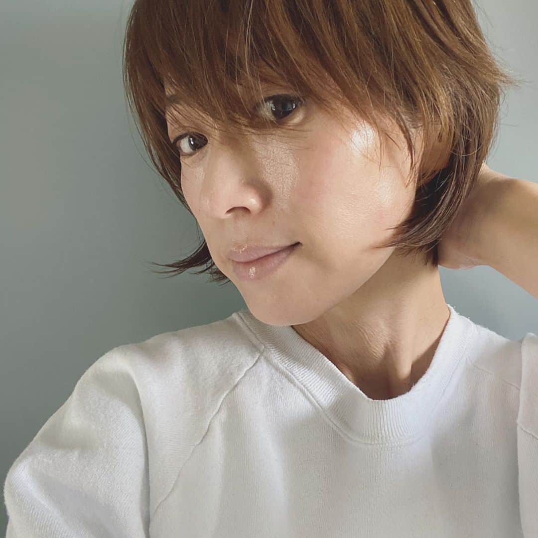畑野ひろ子のインスタグラム：「@sabon_japan のヘッドスクラブが最高😆夏からキャップ率が高いので頭皮をすっきり洗えるスクラブが私の中でも大ヒット👍 グリーンローズの香りも上品でいい香り😍 スクラブと同じ香りのヘアミストも最近ポーチにいれてます😊  #sabon_ヘッドスクラブ #sabonヘアケア #sabon #サボン #sabonad」