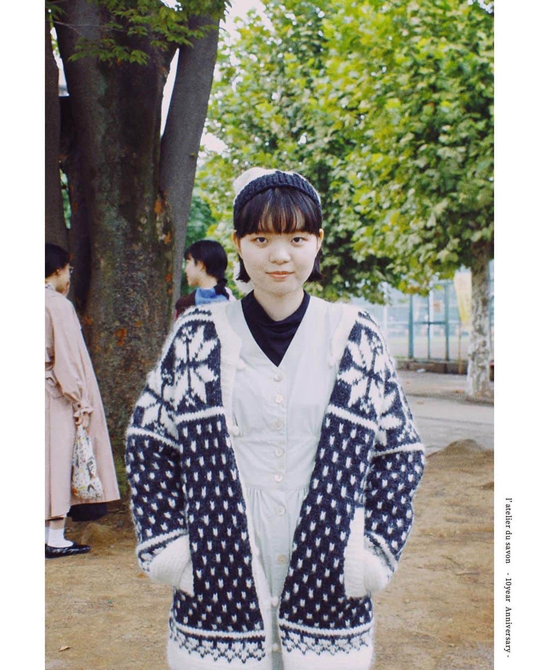 l'atelier du savonさんのインスタグラム写真 - (l'atelier du savonInstagram)「.﻿  l'atelier du savon ﻿ 10year Anniversary﻿  ﻿ 「おようふく と わたしのおはなし」﻿ _____________________________________________﻿ ﻿ Episode 1 〈 YEAR 2019 ワンピース〉﻿ ﻿ このワンピースは学生時代、母から誕生日﻿ プレゼントに買ってもらいました。﻿ アトリエ ドゥ サボンの店舗をのぞいた時パッと﻿ 目に飛び込んできたのがこのワンピースです。﻿ 淡いグリーンの色味がとてもかわいくて試着も﻿ せずに決めたのを覚えています。﻿ AMBIDEXに入社する時のエントリーシートにも﻿ 使用しました。当時、面接の時に褒めてもらえ﻿ た事を今でも鮮明に覚えています。﻿ わたしが唯一持っているYEARなのでこれからも﻿ 大切に着たいです。﻿ ﻿ future﻿ 学生の時、旅行で訪れたフランスとイタリアで﻿ 見かけたお洒落な高齢のご夫婦がとてもお洒落﻿ で目にとまりました。歳を重ねても自分らしい﻿ こだわりを持った「あのおばあちゃんのファッションかわいいね」と言ってもらえるような人になりたいです。﻿ ﻿ ﻿ [ラフォーレ原宿　スタッフ S.M]﻿ ﻿ ﻿ #latelierdusavon﻿ #10yearanniversary﻿ #ats10th」10月9日 15時52分 - latelier_du_savon_official