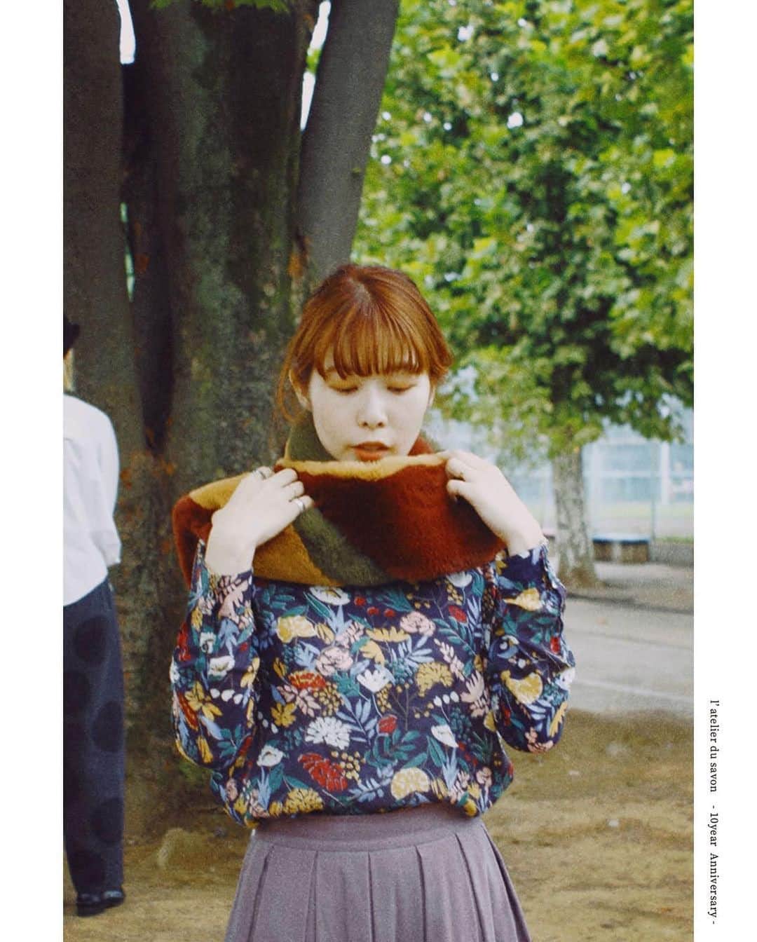 l'atelier du savonさんのインスタグラム写真 - (l'atelier du savonInstagram)「.﻿  l'atelier du savon ﻿ 10year Anniversary﻿  ﻿ 「おようふく と わたしのおはなし」﻿ _____________________________________________﻿ ﻿ Episode 3 〈 l'atelier du savon2014 ブラウス〉﻿ ﻿ 今から6年ほど前の秋、新宿ミロード店の﻿ スタッフだった頃に出会ったお洋服です。﻿ アトリエ ドゥ サボンらしいお花の柄と﻿ 色使いに心掴まれました。﻿ 当時はオンラインでのお披露目も少なく﻿ わざわざ店頭へ足を運んでくださった沢山の﻿ お客様が心を掴まれ足を止めてくださる姿を﻿ 今でも覚えています。その場、その瞬間に﻿ 出会う喜びを感じさせてくれたお洋服です。﻿ ﻿ future﻿ 心もファッションも軽やかな﻿ そんな人でありたいです。﻿ ﻿ [FLAT AMB自由が丘　スタッフ I.M]﻿ ﻿ ﻿ #latelierdusavon﻿ #10yearanniversary﻿ #ats10th」10月9日 15時53分 - latelier_du_savon_official