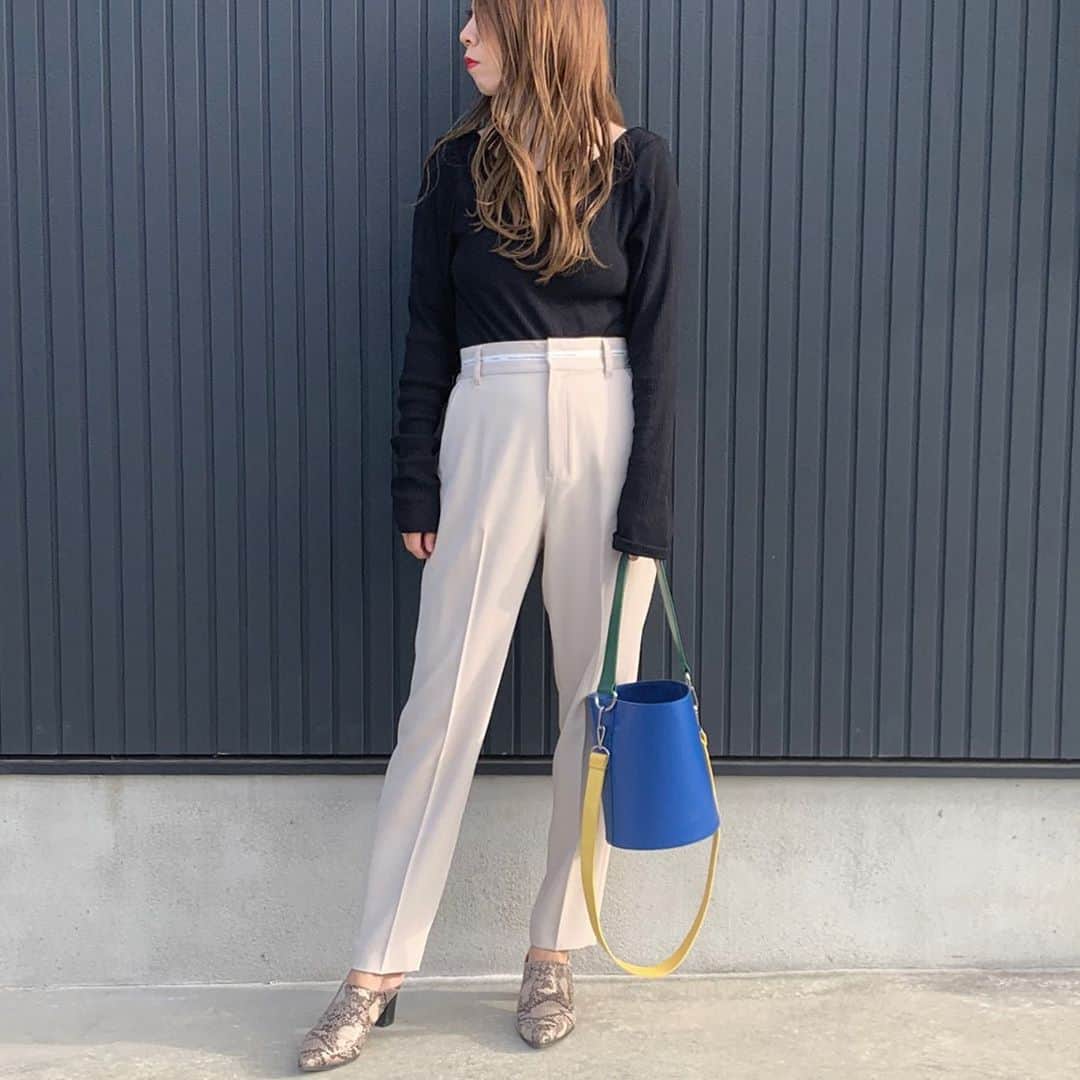 ryuu79hinaのインスタグラム：「#code ¨̮♡ ・ ・ ブラック×ベージュ パンツのウエスト周りのロゴが可愛くてお気に入り🤍 ・ ・ アメリの2021SS可愛くて絞るのが大変😂💕 でも…あーだこーだ考えてるの好きw ・ ・ #いつかのコーデ ・ ・ ━━━━━━━━━━━━━━━ #あめりふく#amerivintage#ロカリ#mineby3mootd#instagood#コーデ記録#ママコーデ#大人コーデ#大人カジュアル#大人スタイル#コーデ#ファッション#シンプルコーデ#ungrid#GU#gu_for_all#ジーユーコーデ#プチプラコーデ#데일리룩#데일리룩코디#패션#코디」