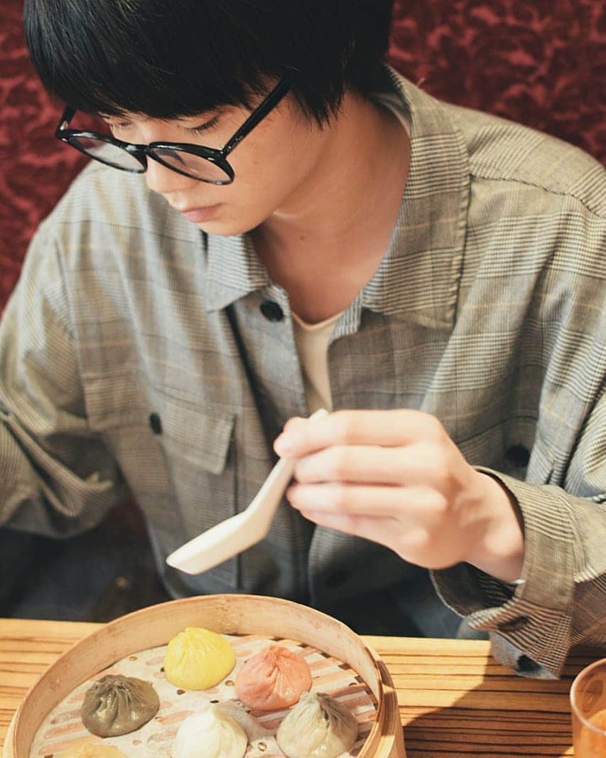 外山将平のインスタグラム：「寒いですねぇ…☃  休憩中､小籠包 たらふく食べました。 の写真どうぞ。笑笑  photo by:key #photooftheday#camera#portrait#model#外山将平#役者#俳優#今日の外山#ootd#Nikon#肌#美肌#一重 #写真#撮影#カメラ#ポートレート#ファインダー越しの私の世界#カメラ好きな人と繋がりたい#カフェ#カフェ男子#作品撮り#黒髪#メガネ男子#natural#followｍe#ノーセット」
