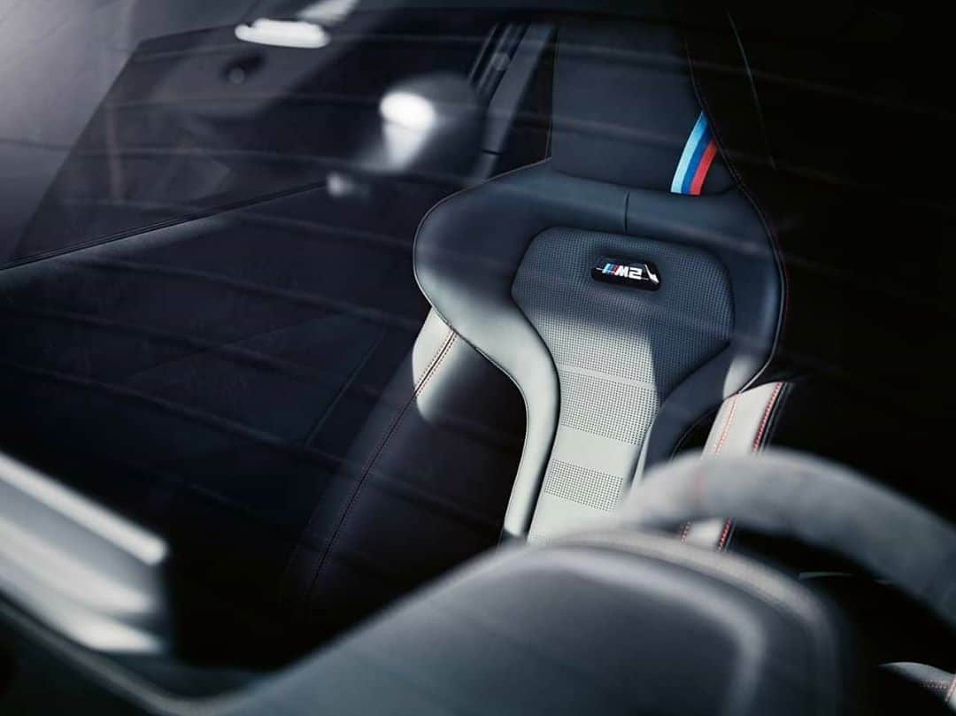 BMW Thailandさんのインスタグラム写真 - (BMW ThailandInstagram)「ทำไม BMW M2 CS ถึงโดดเด่นกว่าใครทั้งบนถนนและในแทรค  1.สีน้ำเงิน Misano Blue Metallic บนตัวถังพร้อมสะกดทุกสายตาเมื่อมองเห็น ตัดกับชุดคาร์บอนไฟเบอร์ในส่วนต่างๆ ของตัวรถ ให้ความดุดันสมกับเป็นรถรุ่น “Limited Edition”  2.ล้ออัลลอย Y Spoke ขนาด 19 นิ้ว สีดำ High-Gloss Jet Black ในโทนผู้ดี หรืออีกทางเลือกกับสีทองพิเศษ Matte Gold เพิ่มดีกรีความสปอร์ตไปอีกขั้น  3.ภายในมาพร้อมเบาะ M Competition Sport Seat แบบใหม่ บุส่วนพนักพิงหลังด้วย Alcantara เจาะช่องด้านหลังเล่นสีตัดกับตะเข็บสีแดง เสริมหล่อด้วยโลโก้เรืองแสง M2 พร้อมชุดเข็มขัดนิรภัย M Seatbelt สร้างความมั่นใจในทุกโค้ง  4.ขุมพลังเครื่องยนต์เบนซิน 6 สูบ เทคโนโลยี M TwinPower Turbo กับอัตราเร่ง 0-100 กิโลเมตรต่อชั่วโมงภายใน 4.0 วินาที ทำความเร็วสูงสุดที่ 280 กิโลเมตร/ชั่วโมง  พิเศษทั้งภายในและภายนอกกับสุดยอดขุมพลังที่ผลิตเพียงไม่กี่คันในโลก  #BMW #BMWTH #M2CS」10月9日 16時11分 - bmwthailand