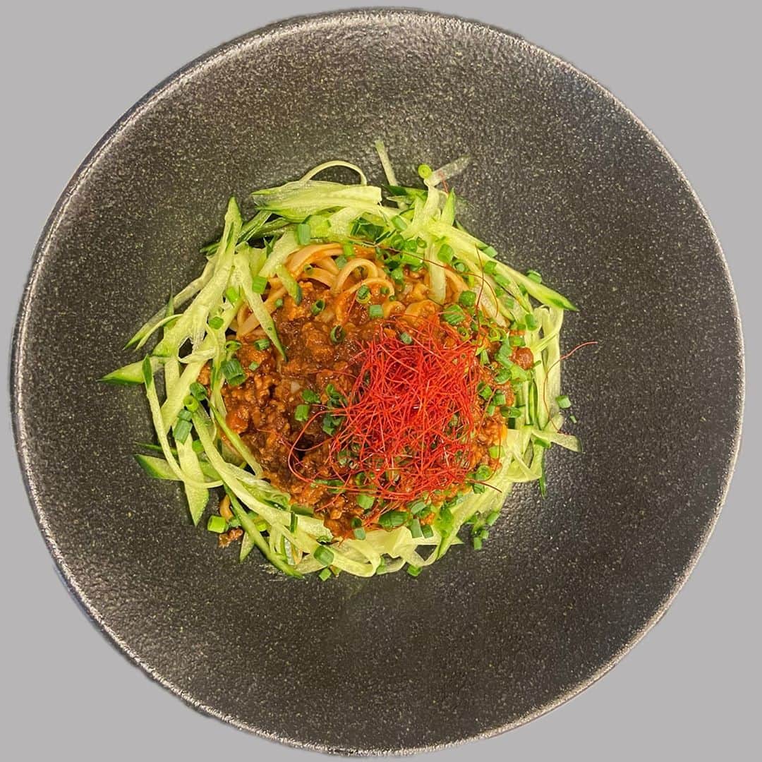 Courtyard by Marriott Tokyoのインスタグラム：「ラヴァロック　ランチ 11:30～14:30（L.O.14:00) 平日 🍽️--6種類のランチセットに週替わりパスタが加わってリニューアル -😀 10月12日の週替わりランチはピリ辛味噌挽肉のベトナムフォー！  味わい豊かでたんぱく質がたっぷり。 太麺ときゅうりがたっぷりのベトナムのフォーは大食漢におすすめ！   LAVAROCK Lunch 11:30～14:30（L.O.14:00) Weekdays 🍽️--Weekly Pasta starting next week 10/12-😀  Spicy Miso Minced Meat Vietnam Pho Rich in taste and filled with protein. This Vietnam Pho will fill you up! It comes with a generous portion of thick noodles and cucumbers.  Share your images by tagging @cytokyo and you might be featured on our Instagram page! 😎  #日本橋 #銀座 #レストラン #タイ料理 #オフィスランチ #ホテル #東京駅 #京橋グルメ #京橋 #牛肉 #ランチ #東京 #マリオット #ランチセット #丸の内ol #東京駅 #京橋グルメ #京橋 #東京 #丸の内 #OL #美味しい #tasty #パスタ #spagetti #和風パスタ #pastalover #ベトナムフォー #フォー #ペンネ #vietnampho #pasta #pastalove #foodporn」