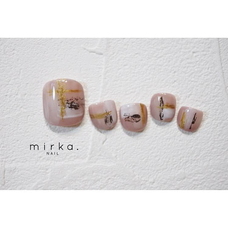 mirka. NAIL(ミルカネイル)さんのインスタグラム写真 - (mirka. NAIL(ミルカネイル)Instagram)「new !!﻿ ﻿  ﻿ 秋冬になると足先を見せる機会は減りますが 自分だけの楽しみや贅沢に、フットネイルをするのも◎﻿ ﻿ ﻿ ﻿ -----------------------------------------﻿ ﻿ ご予約、お問い合わせは﻿ LINE ID→@mirka.nail(@含む)まで。﻿ 直近の空き状況やご予約方法、そのほか詳細はLINEタイムラインをご覧ください。﻿ ﻿ オーダーネイルチップのご注文もお気軽にお問い合わせ下さい。﻿ ﻿ ﻿ 感染予防対策をしっかり行ったうえでお客様をお迎えしております。﻿ ﻿ 〈感染予防の取り組み〉と〈お客様へのお願い〉を﻿ ハイライトにてまとめておりますので、ご確認くださいませ◡̈﻿ ﻿ ﻿ ﻿#mirkanailsample #mirkanail#nails#nail#nailart#naildesign﻿ #ショートネイル#ネイルアート#ネイルデザイン#ネイル#大人ネイル#シンプルネイル#オフィスネイル#ニュアンスネイル#秋ネイル #フットネイル#ペディキュア#footnail#pedicure﻿」10月9日 16時25分 - mirka.nail