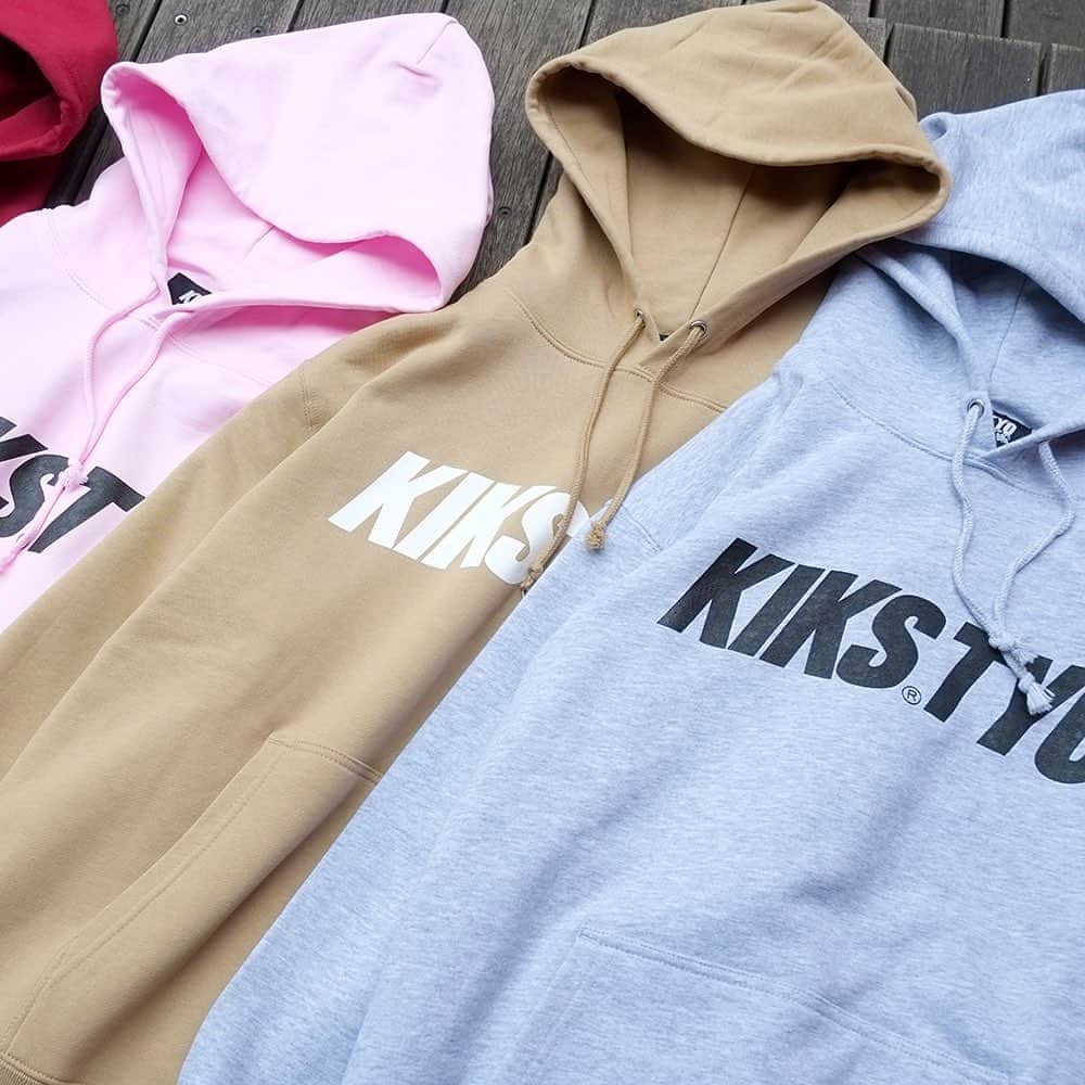 のインスタグラム：「. NEW ARRIVAL!!! ベーシックなプルオーバータイプのロゴパーカー。 10ozの裏毛仕様、シンプルなデザインで着回しの効くオールシーズン使えるアイテム。全5色展開。 #kikstyo #logohoodie」