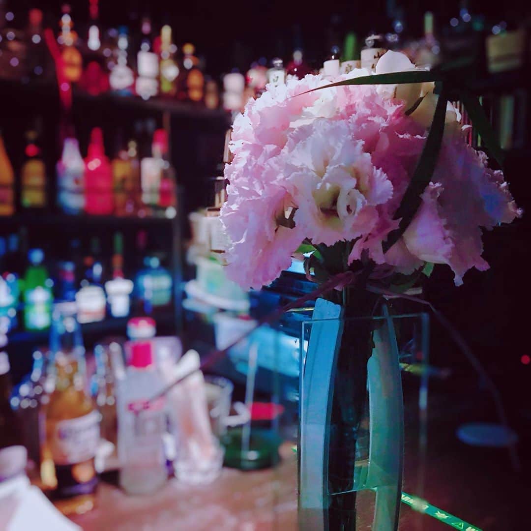 橘咲良のインスタグラム：「最近お気に入りのSOUL BAR🎵 可愛いお花嬉しかった⸜❤︎⸝‍ #soulmusic #soulbar #60s #70s  #80s #90s #2020 #ソールバー」