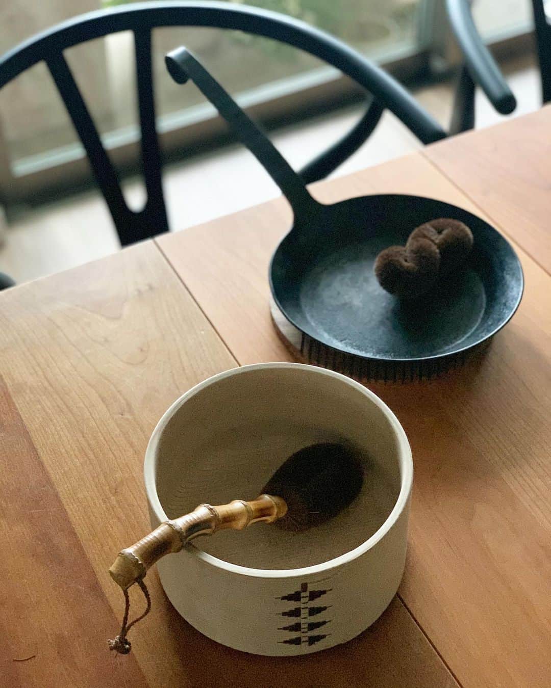 のインスタグラム：「昨年も伺った、#日本の道具展 @livingmotif さん🧺 ・ 器を見に行ったのだけど、棕櫚の#たわし たちにときめいて✨笑 ・ 竹柄のズック用は、おひつ用に。 ねじりたわしは、片側は鉄のフライパン用に🍳、もう片側はざる用と使い分けられそう👌と購入😊 ・ 置いておいても美しいです✨ ・ 他にも素敵な美しい日本の道具や器がいっぱい❗️ ・ 六本木の#リビングモティーフ さんにて、10月8日〜11月10日まで開催中です☺️ ・ ・ #日本の道具 #キッチン雑貨 #キッチンツール #美しい道具 #髙田耕造商店 の#しゅろのやさしいたわし #粮理家 #ウェルネスフードスタイリスト #松見早枝子 #japaneseutensils #japanesekitchentools #tawashi #wellnessfoodstylist #saekomatsumi」