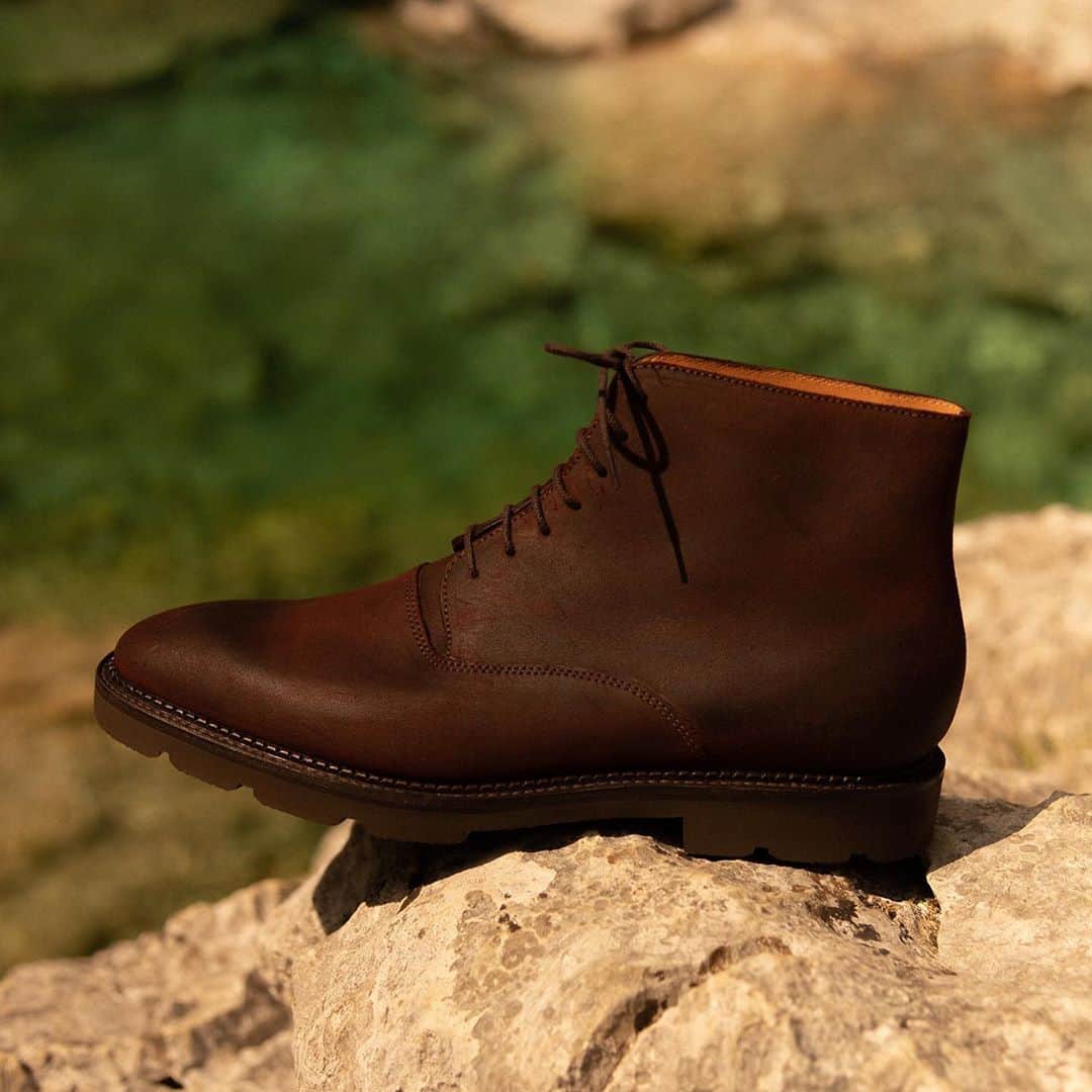 ジョンロブのインスタグラム：「Introducing Forge, a plain fronted Oxford boot with a seven eyelet derby opening, crafted in our new fully waxed suede. . #johnlobb @wurlidaps」