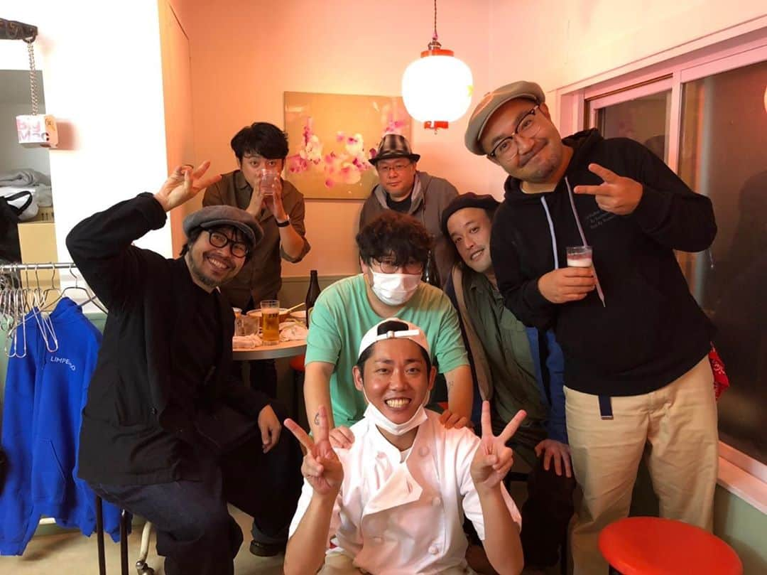 松本素生さんのインスタグラム写真 - (松本素生Instagram)「高円寺の夜。 めちゃくちゃ楽しい夜でしたー 本日もぶっとばして行こう🍜🍜  #サニーデイサービス  #和ラダイスガラージ  #永田一直 #やついいちろう  #ラーメン酒場黒黒黒 #旧音飯  #恵崎商店  #どりーむずかむとぅるー」10月9日 16時33分 - sou_matsumoto