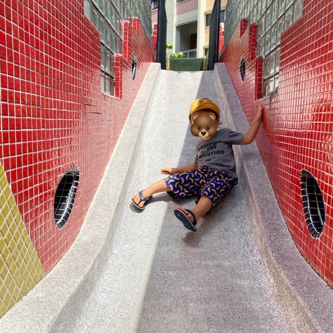 大西蘭さんのインスタグラム写真 - (大西蘭Instagram)「・ watermelon playground 🍉 ・ Tampinesにあるスイカのプレグラ🍉 ・ 滑り台とベンチがあるだけなので長くは遊べないけど、とにかく可愛い❣️ 息子が遊んでる横で写真撮りまくり🤣 どう撮っても映える！と思うのは私だけでしょうか？🤣 ・ スイカの近くにマンゴスチンのベンチもありました❣️最初マンゴスチンじゃなくてさくらんぼかと思いましたが笑 ・ 近くに遊具もあるので、スイカで写真を撮って、 遊具で遊んで、親も子も満足でしたわ😌 ・ Tampines Hubという巨大複合施設のすぐ裏にあるので、お腹が空いたらTampines Hubのホーカーやレストランでご飯を食べることもできますよ😋 ・ ・ #watermelonplayground #スイカのプレイグラウンド #シンガポール生活 #シンガポールプレグラ #シンガポールプレイグラウンド #シンガポール遊び場」10月9日 16時34分 - onishiran