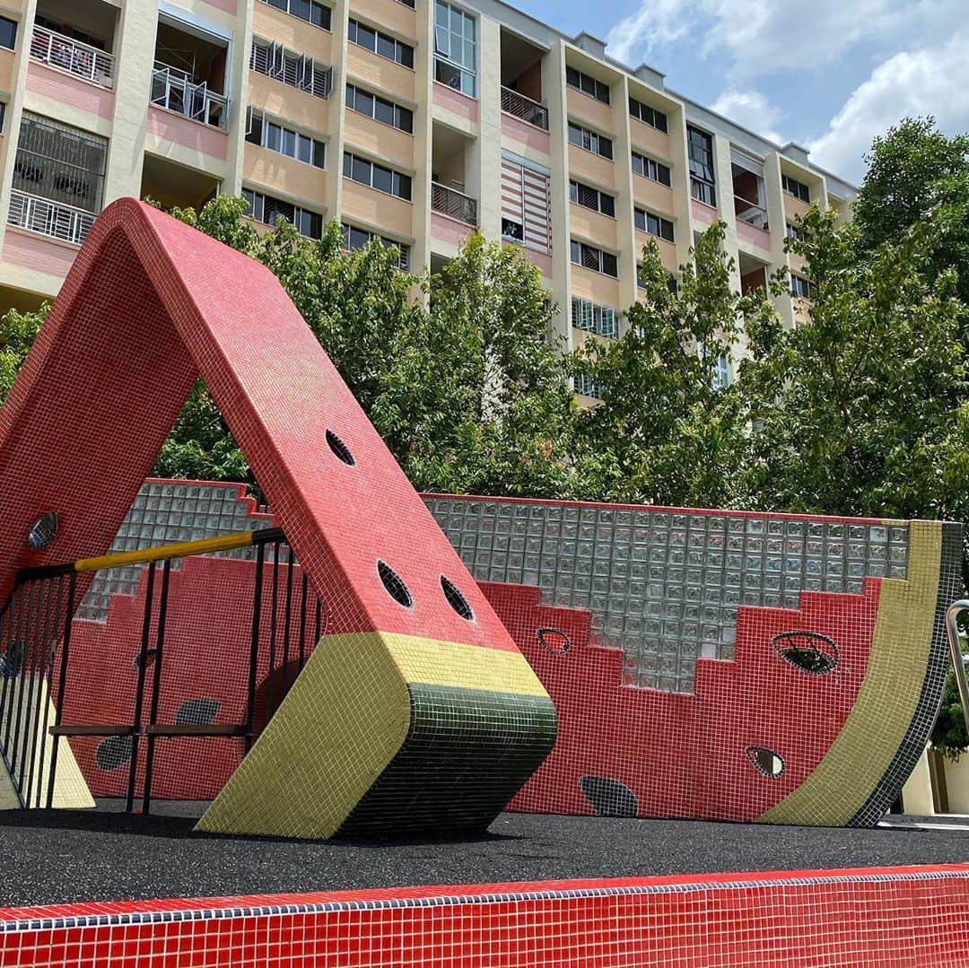 のインスタグラム：「・ watermelon playground 🍉 ・ Tampinesにあるスイカのプレグラ🍉 ・ 滑り台とベンチがあるだけなので長くは遊べないけど、とにかく可愛い❣️ 息子が遊んでる横で写真撮りまくり🤣 どう撮っても映える！と思うのは私だけでしょうか？🤣 ・ スイカの近くにマンゴスチンのベンチもありました❣️最初マンゴスチンじゃなくてさくらんぼかと思いましたが笑 ・ 近くに遊具もあるので、スイカで写真を撮って、 遊具で遊んで、親も子も満足でしたわ😌 ・ Tampines Hubという巨大複合施設のすぐ裏にあるので、お腹が空いたらTampines Hubのホーカーやレストランでご飯を食べることもできますよ😋 ・ ・ #watermelonplayground #スイカのプレイグラウンド #シンガポール生活 #シンガポールプレグラ #シンガポールプレイグラウンド #シンガポール遊び場」