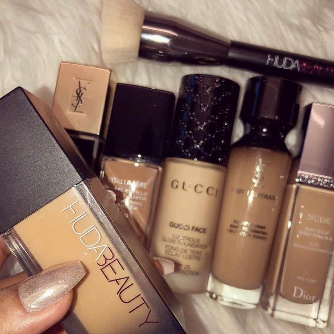 Huda Kattanさんのインスタグラム写真 - (Huda KattanInstagram)「Happy FRIDAYYYY MY LOVES!!! Hope you guys are having an amazing day!!!  Guys would love to know which foundation do you use?」10月9日 16時35分 - hudabeauty
