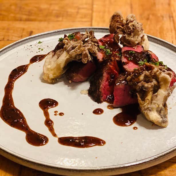 T.G.HEARTH TGハースのインスタグラム：「こんばんはハース恵比寿店です！！﻿ gotoキャンペーンでたくさんのご予約いただきましてありがとうございます😊﻿ 今日も満席です✨✨✨21時以降は空いてますのでお問い合わせしてみて下さい👌﻿ ﻿ 写真は秋冬に向けたフェアメニューの試食した時のものです近々オンメニューしますのでお楽しみに…👨‍🍳﻿ ﻿ ﻿ テイクアウト限定チキンのご案内↓↓↓﻿ 当店名物ロティサリーチキン1羽まるごと¥1980🐓﻿ ☎️03-6416-9830﻿ ﻿ ◆ガレット（YouTubeで動画も見れるよ‼️）﻿ https://www.instagram.com/galette.galette/﻿ ﻿ https://m.youtube.com/channel/UC4nVtquelZgXuDnXWpCQ9sg﻿ ﻿ ◆Uber eats・menu・出前館によるデリバリー﻿ 11:30〜21:00﻿ ﻿ ◆LINE@登録お願いします♪﻿ https://lin.ee/g0H4jc6﻿ ﻿ ﻿ 皆さまの笑顔に会えますように！💕💕💕﻿ ﻿ #ハース恵比寿店#代官山ディナー#代官山ランチ#恵比寿グルメ#恵比寿ビストロ#恵比寿ディナー#代官山グルメ #ハース #代官山テイクアウト#恵比寿ランチ#ガレット#チーズ#ロティサリーチキン#恵比寿ご飯#gotoキャンペーン#恵比寿ワイン#クレープ#渋谷ディナー#恵比寿チーズ#ローストチキン#渋谷グルメ#渋谷ランチ#渋谷チーズ#恵比寿カフェ#チーズケーキ#渋谷カフェ#恵比寿新聞#恵比寿ビール#チーズフォンデュ#恵比寿テイクアウト」