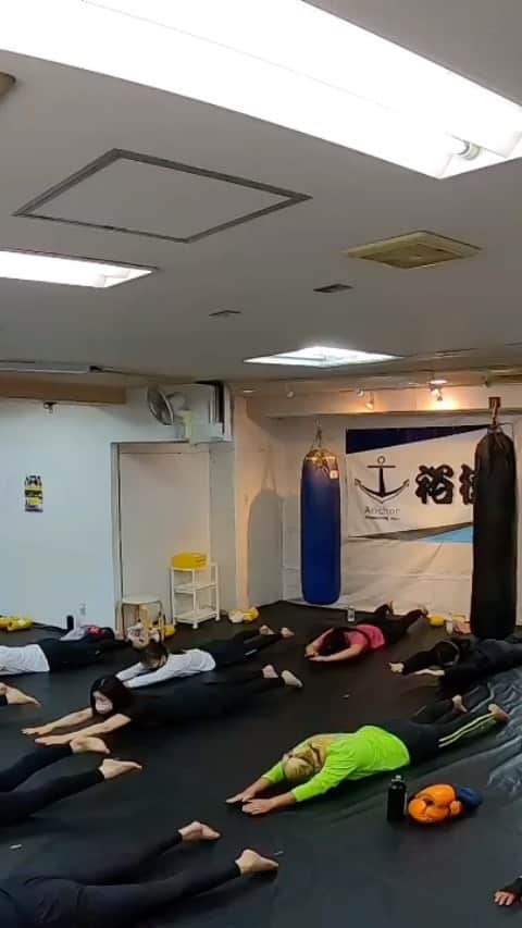 のインスタグラム：「Kickoutレディースクラス  キックボクシングは全身運動！  ただ単に打つ！蹴る！だと全身運動になり得ません。  筋肉をしっかり使い、きれいなフォームで打つ事で効果が数倍になります。  アンカーキックボクシングジムでは、キックボクシングをしっかり伝えていきます。  美しいボディラインを作り、気持ちも明るくして、心も美しくしましょう。  裕樹  #甲東園#宝塚#西宮#伊丹#キックボクシング#フィットネス#ダイエット#裕樹#ローキック#エクササイズ#ミットネス#体幹トレーニング#アンカージム#裕樹のローキック#朝活トレーニング#パーソナルトレーニング#ウエイトトレーニング」