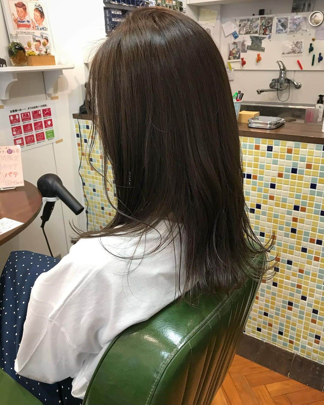 井上花実のインスタグラム：「ブリーチがなくても軽やかなアッシュベージュ🥰 cut.color.treatment / ¥12,800(+tax) 仕上げのオイルは @track_jp 🌿 : #ロンゴガール#ロンゴロンゴ#武雄美容室#武雄#武雄市#佐賀#佐賀美容室#イルミナ#イルミナカラー#武雄美容室ロンゴロンゴ#アプリエ #ゆる巻き#アッシュカラー#外国人風#外国人風カラー#アッシュ#ロブ#アッシュベージュ #hair#hairstyle#haircolor#fashion#ブルージュ#ベージュカラー#秋カラー#ナチュラルカラー#グレージュ#ブリーチなし」