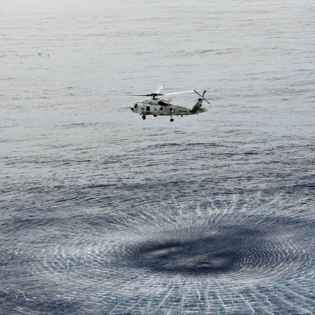 海上自衛隊さんのインスタグラム写真 - (海上自衛隊Instagram)「【令和２年度インド太平洋方面派遣訓練】 10月9日、派遣部隊の護衛艦「かが」、「いかづち」及び潜水艦「しょうりゅう」は、南シナ海において対潜戦訓練を行いました。  #自由で開かれたインド太平洋  #IPD20 #freeandopenindopacific  #southchinasea  #asw  #helicopter」10月9日 16時43分 - jmsdf_pr