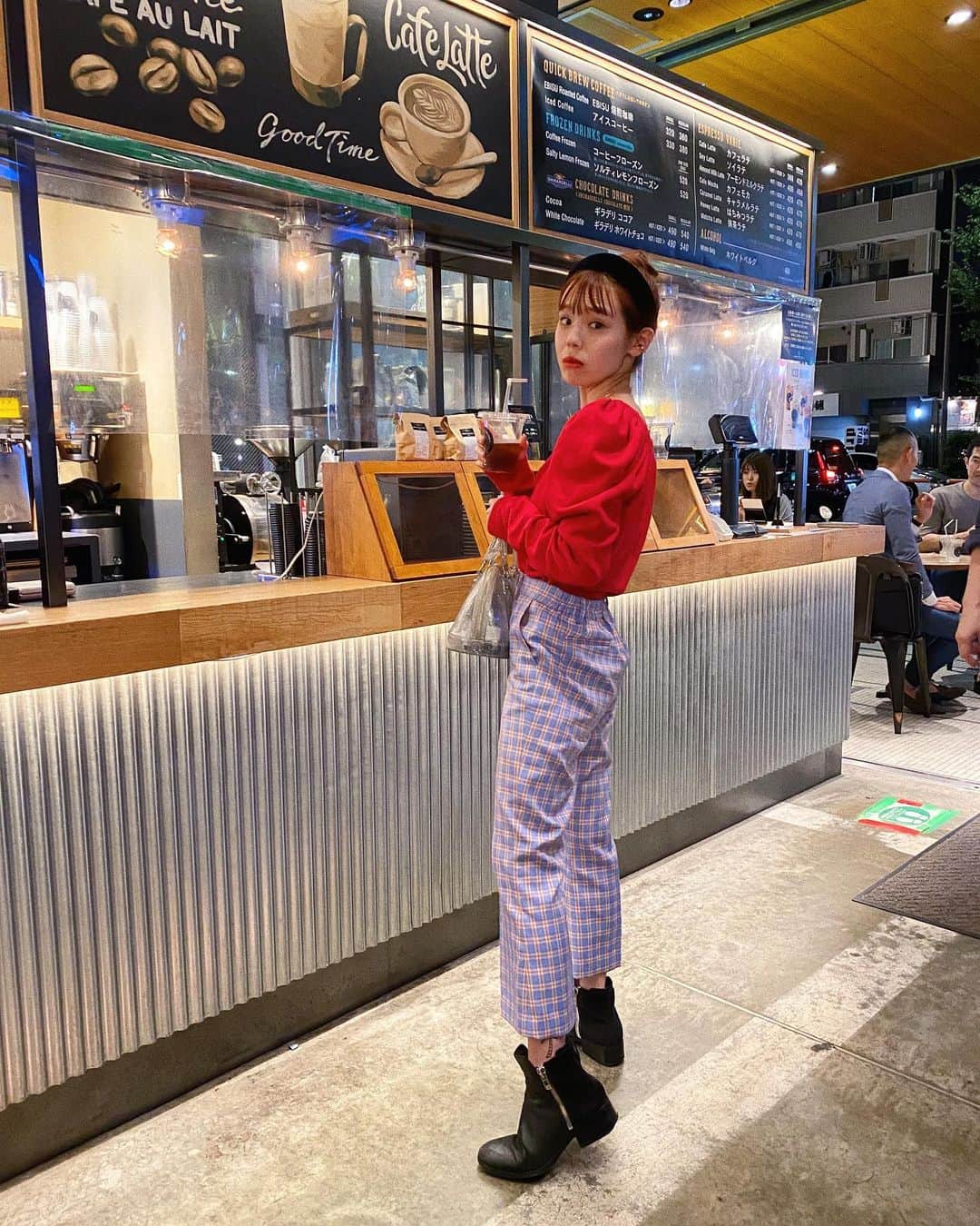 瀬戸あゆみさんのインスタグラム写真 - (瀬戸あゆみInstagram)「❤️💙 東京には夜、ご飯を食べた後でもコーヒーを飲めるところがあってすきだ。 2軒目がバーもいいけど、わたしは断然カフェでコーヒーで締めたい派。  #ayumi_outfit  #dearsisterhood、」10月9日 16時43分 - setoayumi