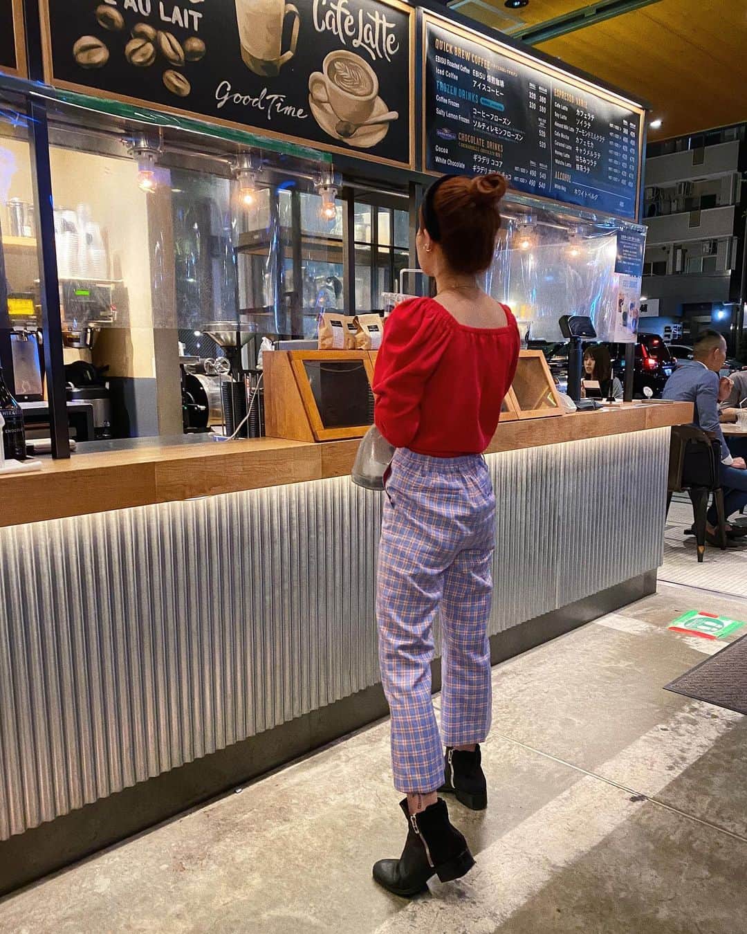 瀬戸あゆみさんのインスタグラム写真 - (瀬戸あゆみInstagram)「❤️💙 東京には夜、ご飯を食べた後でもコーヒーを飲めるところがあってすきだ。 2軒目がバーもいいけど、わたしは断然カフェでコーヒーで締めたい派。  #ayumi_outfit  #dearsisterhood、」10月9日 16時43分 - setoayumi